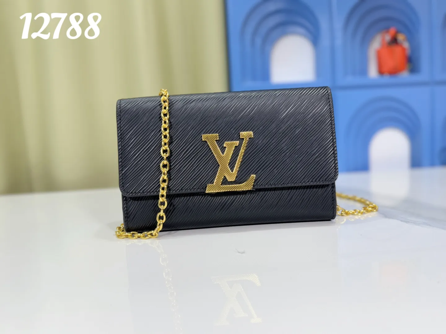 P220 Upgraded original version M23756 black M12788 black, M12789 khaki This Pochette Louise chain bag renews the classic design in the new season with new proportions. Shaped in beautifully lustrous Epi leather or sleek patent leather, the bag can securely store your essentials and make it a perfect companion for a night out. Paired with a dazzling chain, it can be carried elegantly on the shoulder or in the hand. Lacquered water-patterned Epi cow leather. LV letter magnetic buckle closure. Dimensions: 22x 14x5 cm (length x height x width)