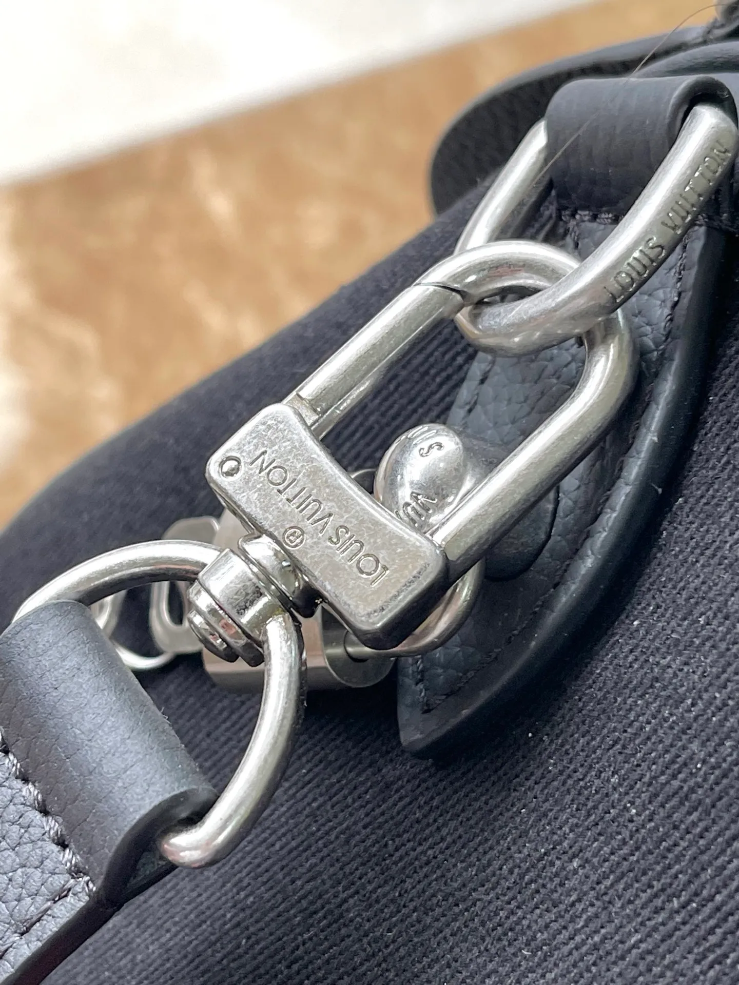 💰1240 (top layer leather) top original single M14136 LV Blason Denim translates music into Pharrell Williams’ fashion language, bringing a refined touch to Speedy 40 Bandoulière. Embroidered LV initials in changing colors adorn the black washed denim base. In addition to the traditional removable leather name tag, the bag also features a removable headphone charm. Dimensions: 40 x 26 x 23 cm