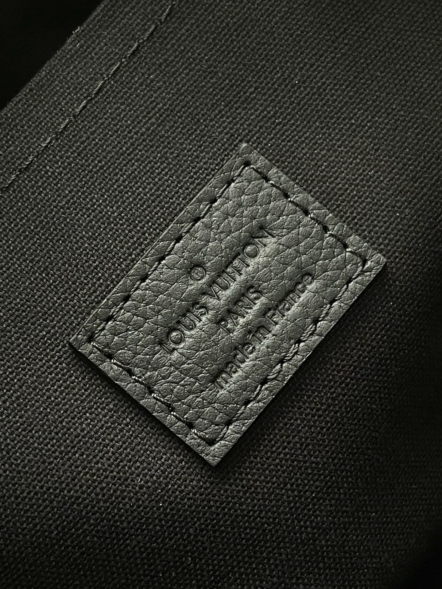 💰1240 (top layer leather) top original single M14136 LV Blason Denim translates music into Pharrell Williams’ fashion language, bringing a refined touch to Speedy 40 Bandoulière. Embroidered LV initials in changing colors adorn the black washed denim base. In addition to the traditional removable leather name tag, the bag also features a removable headphone charm. Dimensions: 40 x 26 x 23 cm