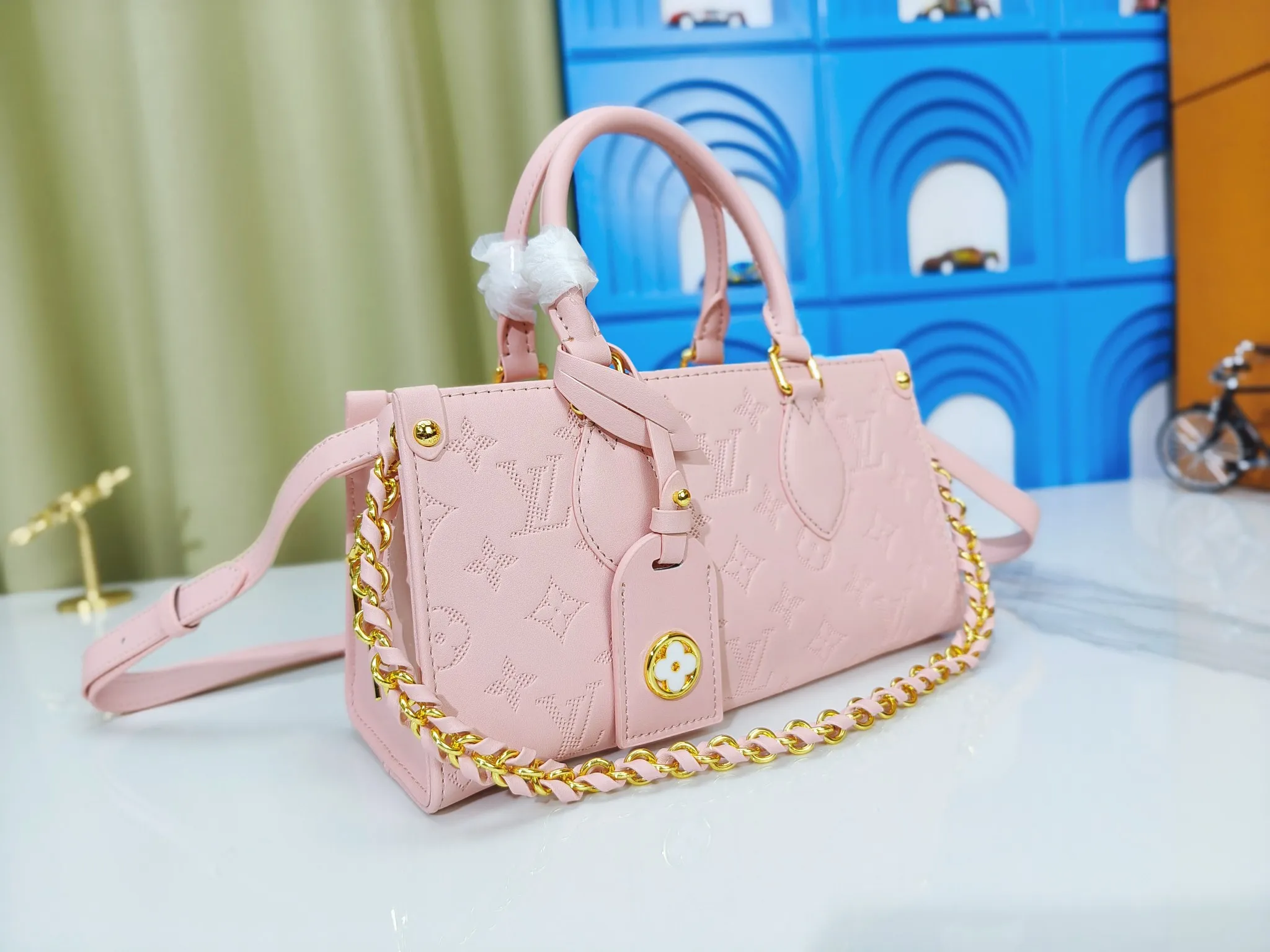 P260💰Upgraded from the original m1274m11273m46653, this onthego east west handbag is made of cow leather to create a slender shape, and the monogram flower nameplate completes the elegant style. Articulated handles and a detachable leather chain strap allow for a variety of carrying options. Dimensions: 25.0x13.0x 10.0 cm (length x height x width)