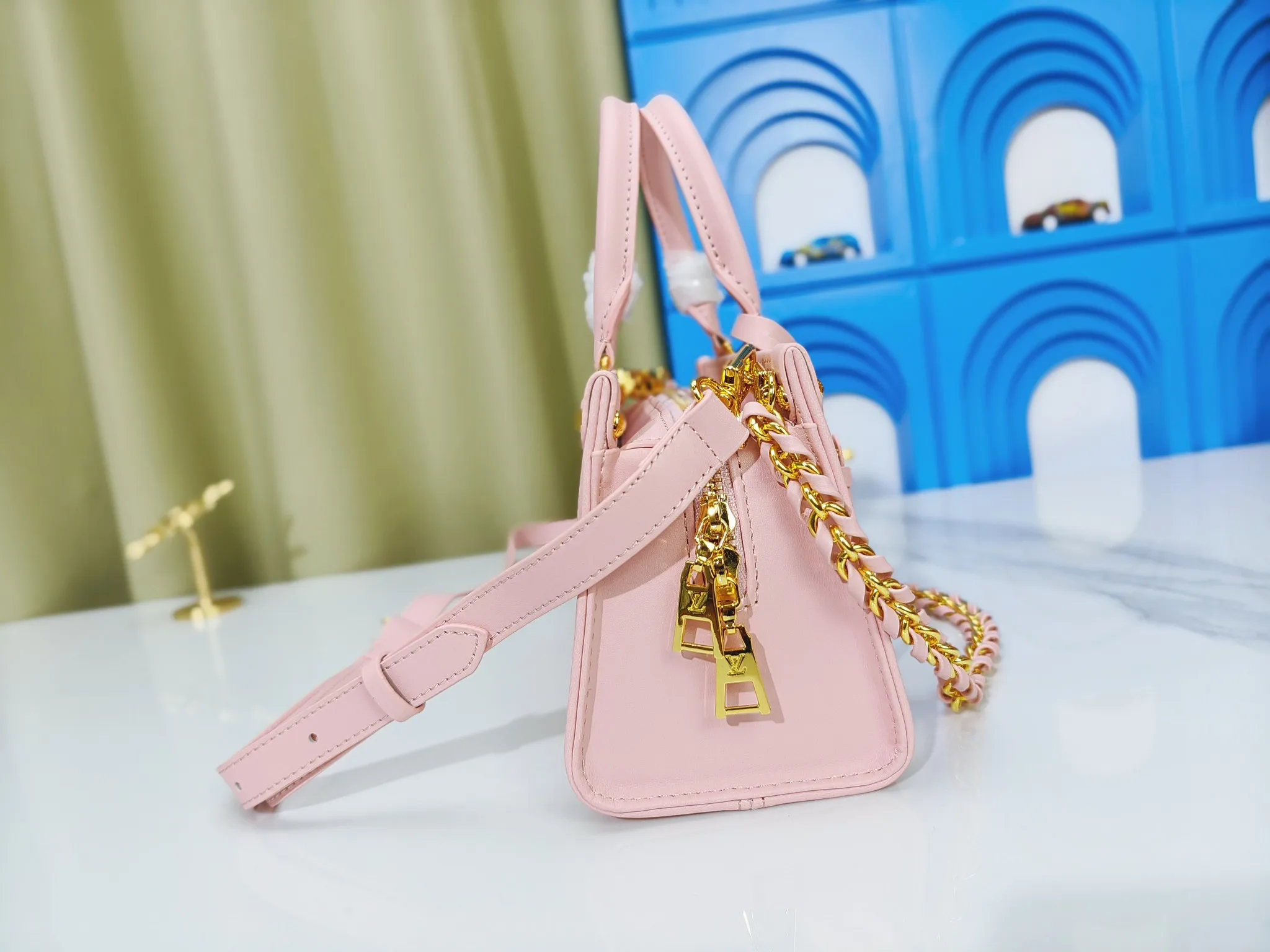 P260💰Upgraded from the original m1274m11273m46653, this onthego east west handbag is made of cow leather to create a slender shape, and the monogram flower nameplate completes the elegant style. Articulated handles and a detachable leather chain strap allow for a variety of carrying options. Dimensions: 25.0x13.0x 10.0 cm (length x height x width)