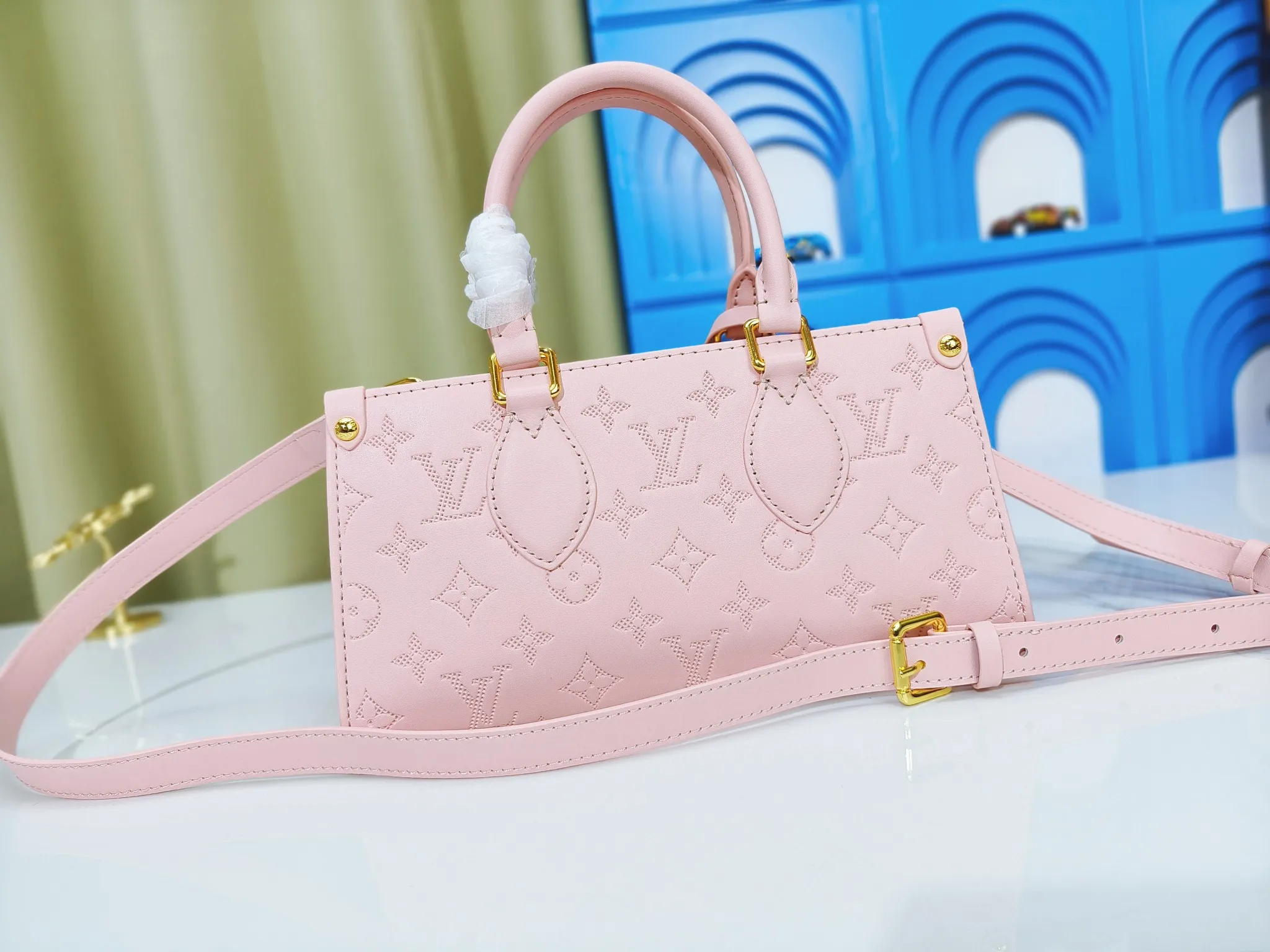 P260💰Upgraded from the original m1274m11273m46653, this onthego east west handbag is made of cow leather to create a slender shape, and the monogram flower nameplate completes the elegant style. Articulated handles and a detachable leather chain strap allow for a variety of carrying options. Dimensions: 25.0x13.0x 10.0 cm (length x height x width)