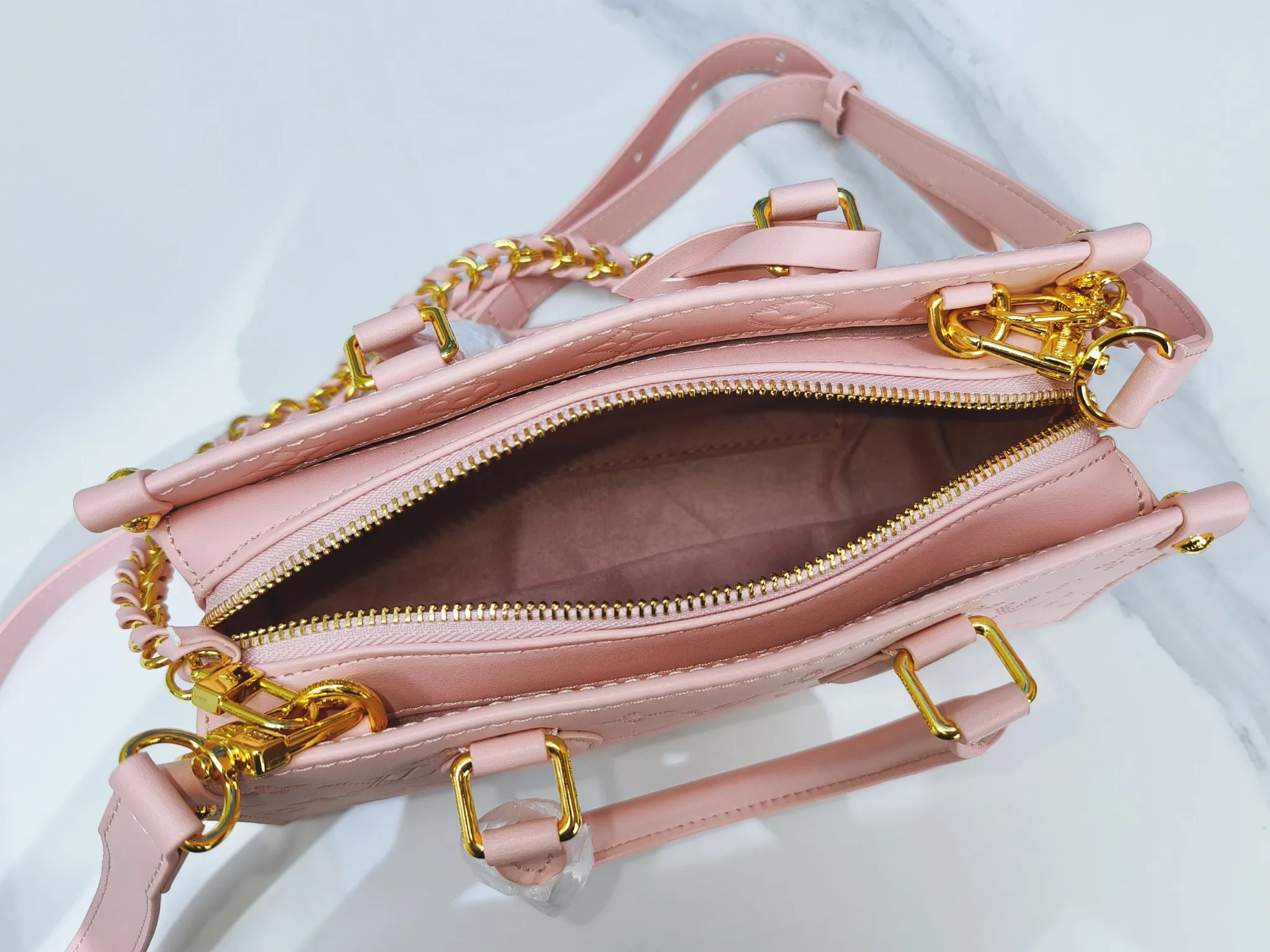 P260💰Upgraded from the original m1274m11273m46653, this onthego east west handbag is made of cow leather to create a slender shape, and the monogram flower nameplate completes the elegant style. Articulated handles and a detachable leather chain strap allow for a variety of carrying options. Dimensions: 25.0x13.0x 10.0 cm (length x height x width)