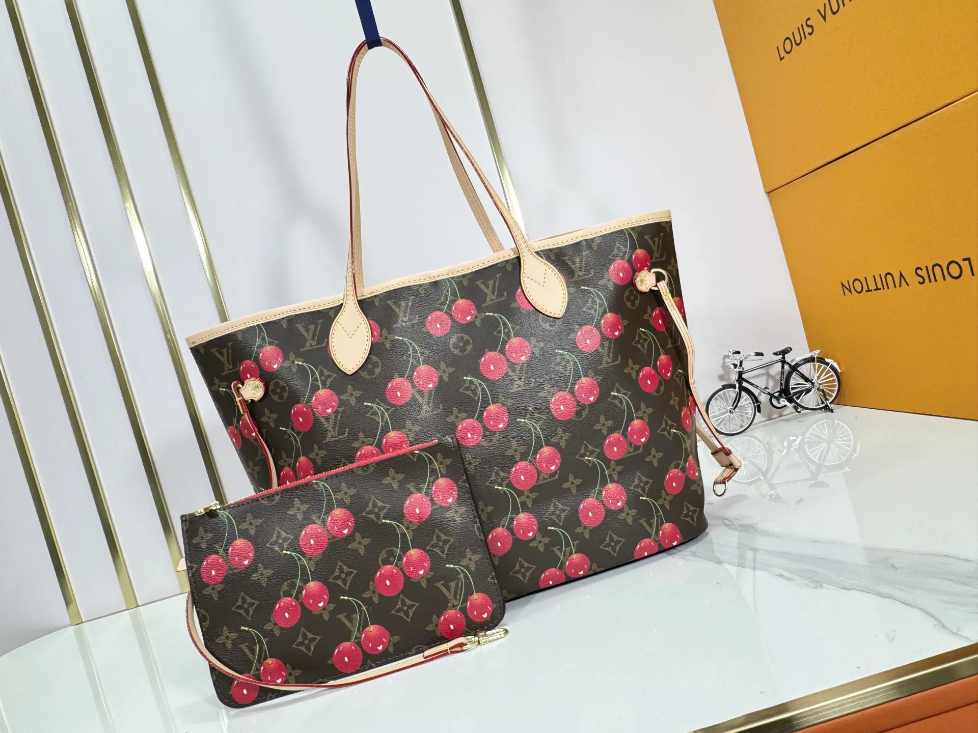P240 Upgraded original M40995 M17088 Murakami Takashi Presbyopic Cherry 🍒The legendary Neverfull medium handbag: always able to meet your various needs for handbags. It has a large capacity but is not bulky. It is stiff and soft to the touch, making it suitable for home and travel. Tighten the side ties and it instantly transforms into a stylish urban handbag. Loosen the straps and it transforms into a chic and practical handbag. The slender leather handle can be carried over the shoulder or between the arms. The model shown here is made of Damier Azur canvas. Size: 31x28x14cm