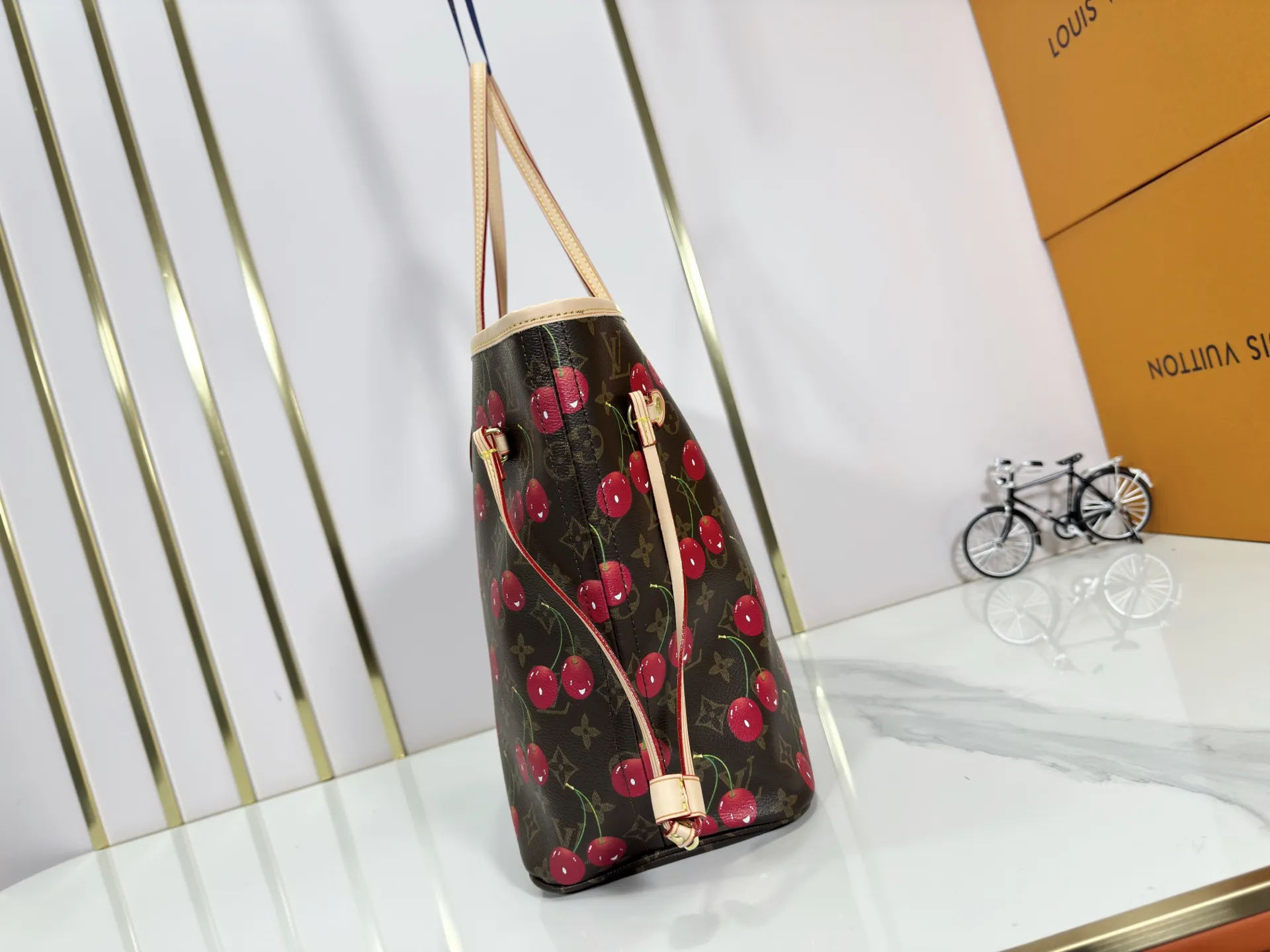 P240 Upgraded original M40995 M17088 Murakami Takashi Presbyopic Cherry 🍒The legendary Neverfull medium handbag: always able to meet your various needs for handbags. It has a large capacity but is not bulky. It is stiff and soft to the touch, making it suitable for home and travel. Tighten the side ties and it instantly transforms into a stylish urban handbag. Loosen the straps and it transforms into a chic and practical handbag. The slender leather handle can be carried over the shoulder or between the arms. The model shown here is made of Damier Azur canvas. Size: 31x28x14cm
