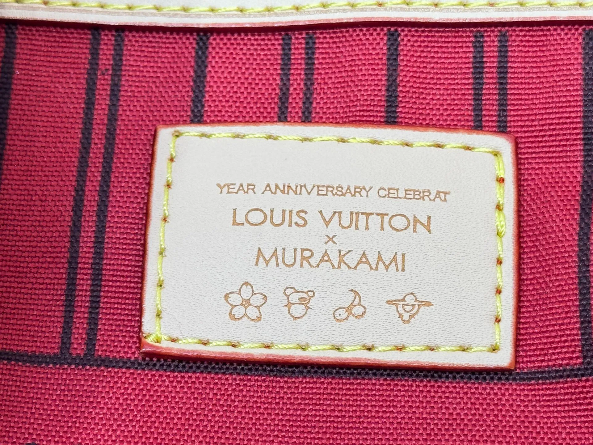 P240 Upgraded original M40995 M17088 Murakami Takashi Presbyopic Cherry 🍒The legendary Neverfull medium handbag: always able to meet your various needs for handbags. It has a large capacity but is not bulky. It is stiff and soft to the touch, making it suitable for home and travel. Tighten the side ties and it instantly transforms into a stylish urban handbag. Loosen the straps and it transforms into a chic and practical handbag. The slender leather handle can be carried over the shoulder or between the arms. The model shown here is made of Damier Azur canvas. Size: 31x28x14cm