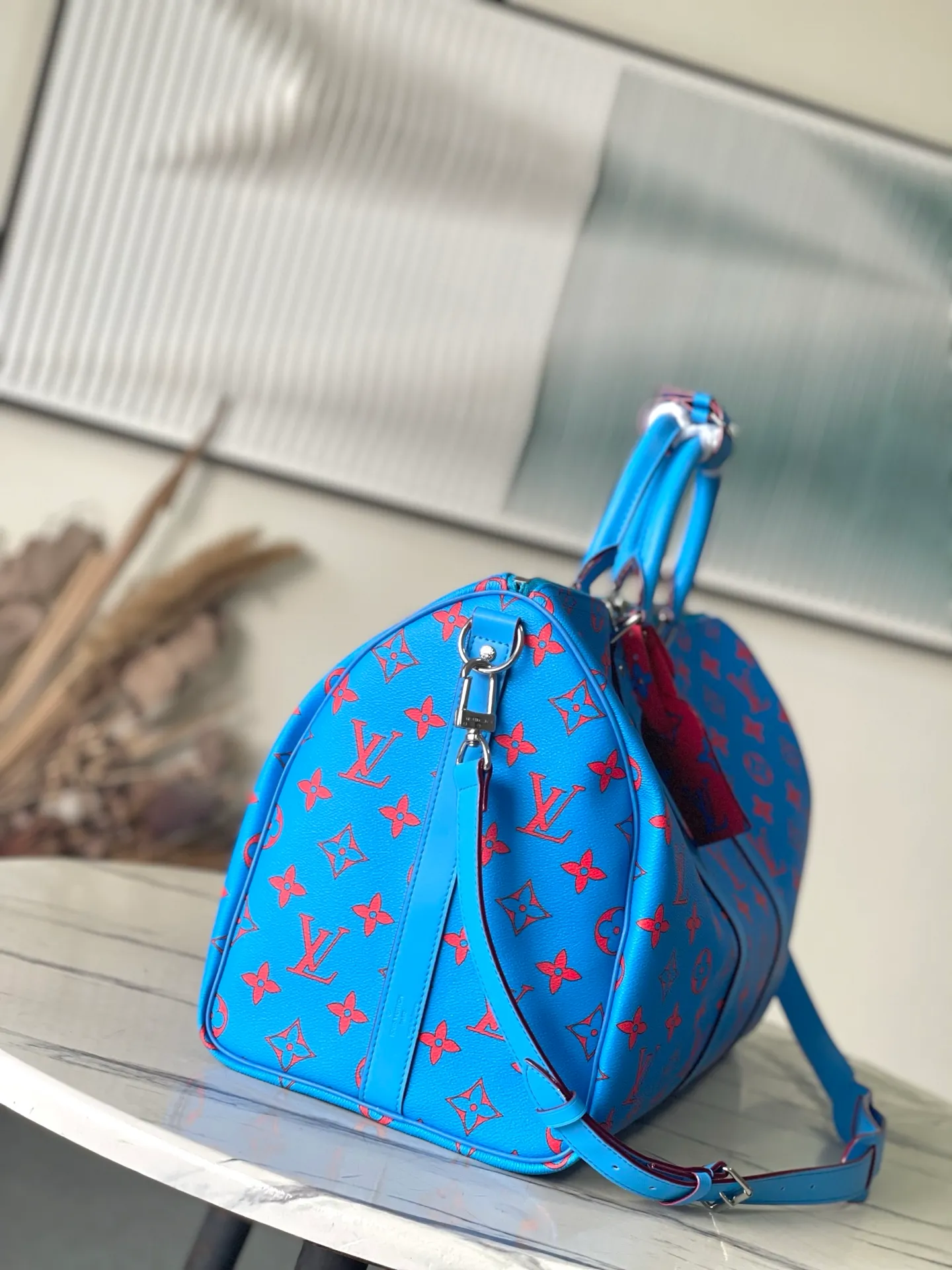 💰1340 Top Original M14834 KEEPALL BANDOULIÈRE 50 The blue Monogram Bandana pattern is presented with a unique bleaching and dyeing effect, bringing an elegant and casual atmosphere to this Keepall Bandoulière 50 soft travel bag made of soft leather and classic lines. This cabin-sized travel bag has a roomy interior for packing your weekend essentials. The travel bag features leather top handles and a detachable shoulder strap, allowing it to be carried in a variety of ways. size：50*29*23