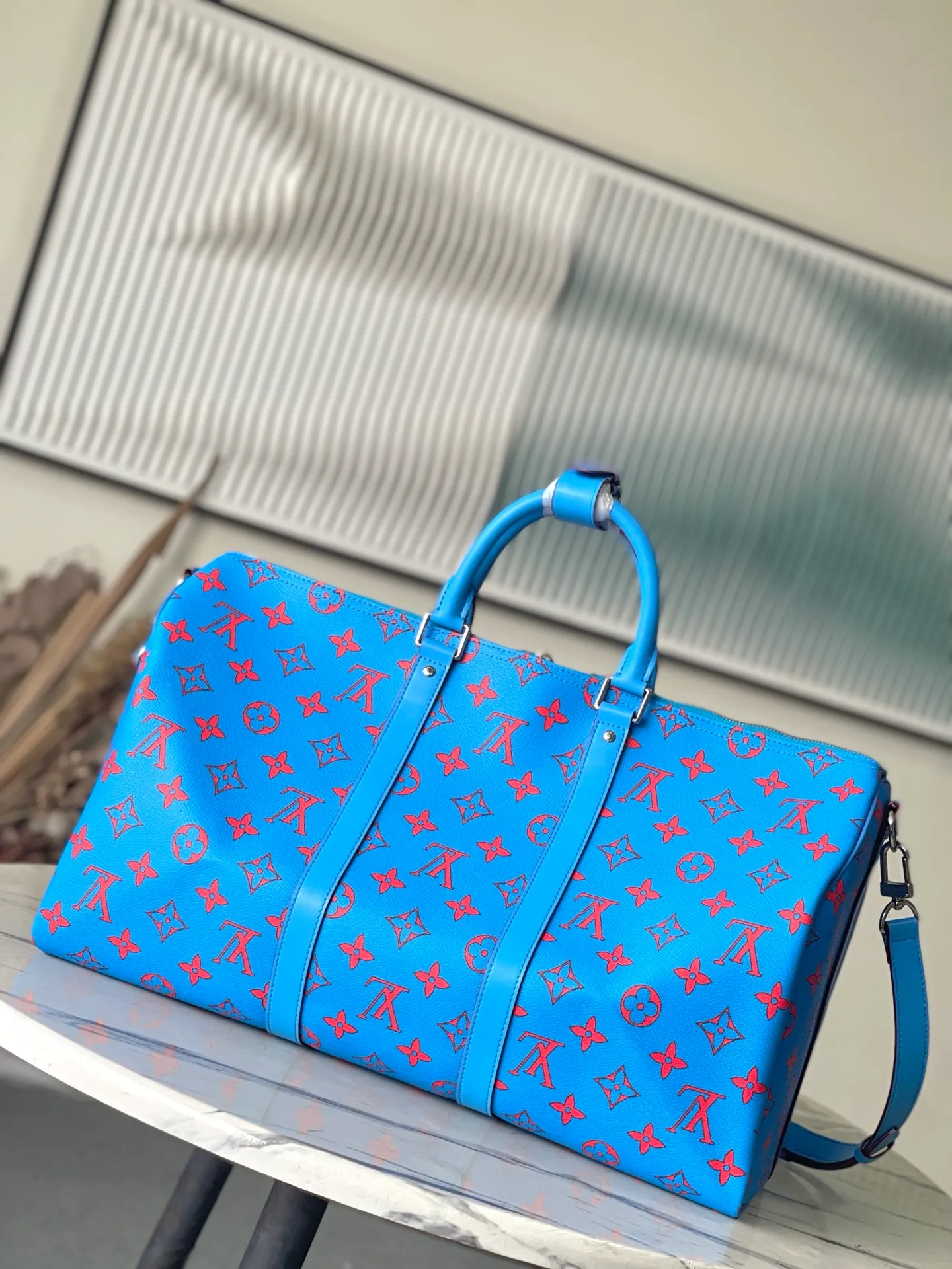 💰1340 Top Original M14834 KEEPALL BANDOULIÈRE 50 The blue Monogram Bandana pattern is presented with a unique bleaching and dyeing effect, bringing an elegant and casual atmosphere to this Keepall Bandoulière 50 soft travel bag made of soft leather and classic lines. This cabin-sized travel bag has a roomy interior for packing your weekend essentials. The travel bag features leather top handles and a detachable shoulder strap, allowing it to be carried in a variety of ways. size：50*29*23