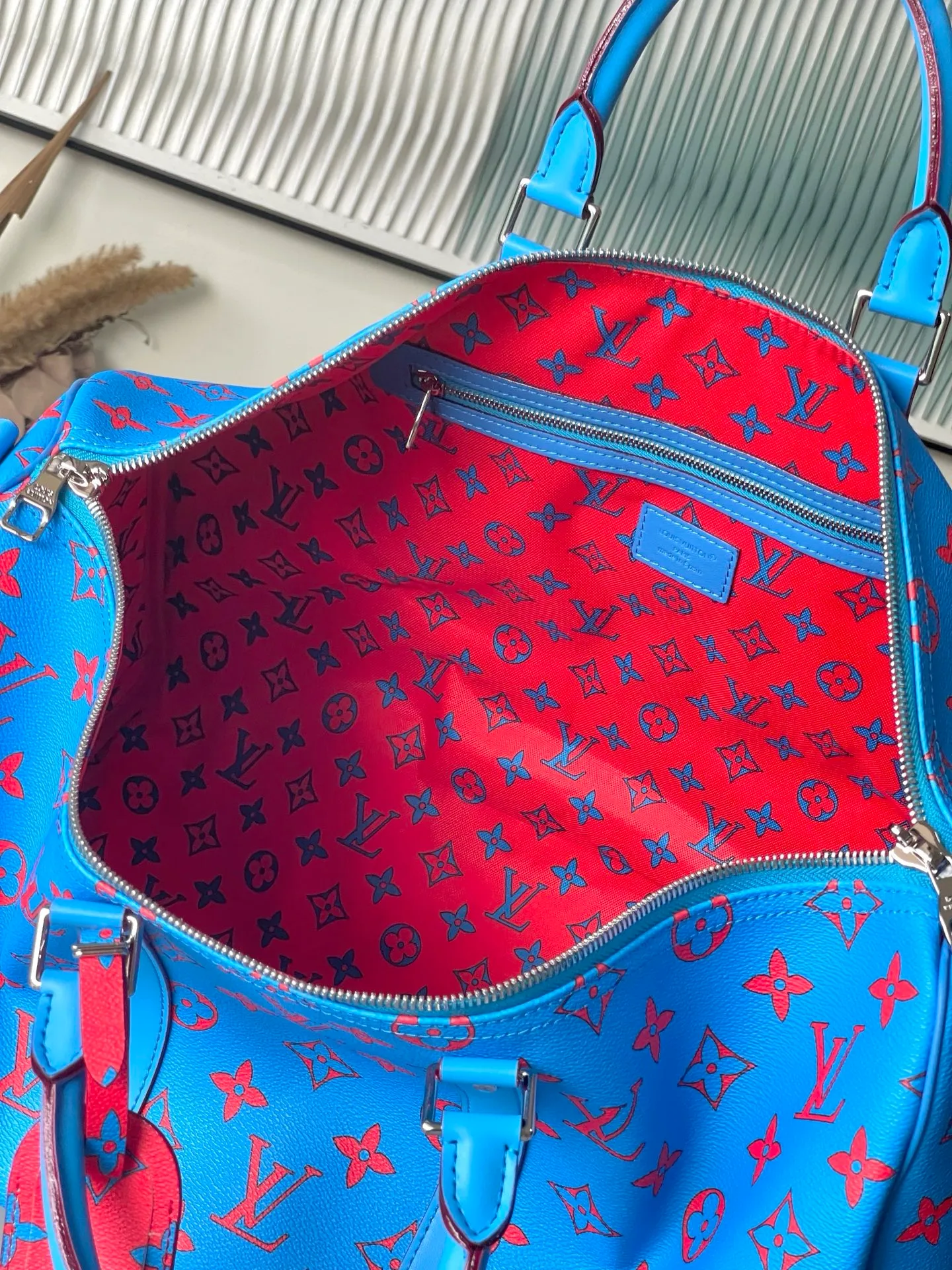 💰1340 Top Original M14834 KEEPALL BANDOULIÈRE 50 The blue Monogram Bandana pattern is presented with a unique bleaching and dyeing effect, bringing an elegant and casual atmosphere to this Keepall Bandoulière 50 soft travel bag made of soft leather and classic lines. This cabin-sized travel bag has a roomy interior for packing your weekend essentials. The travel bag features leather top handles and a detachable shoulder strap, allowing it to be carried in a variety of ways. size：50*29*23