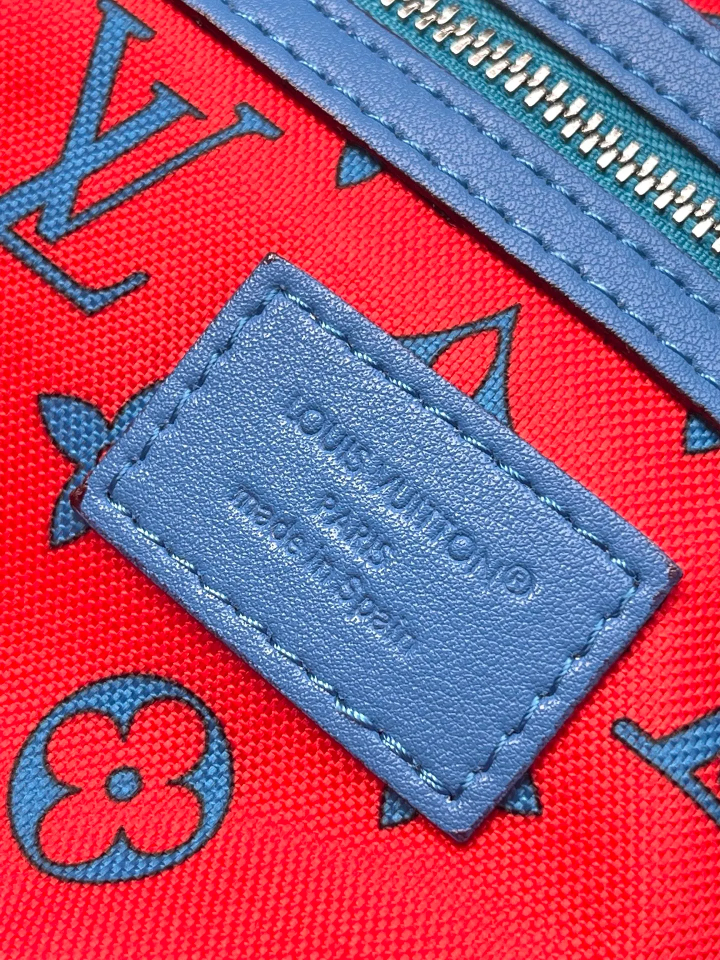 💰1340 Top Original M14834 KEEPALL BANDOULIÈRE 50 The blue Monogram Bandana pattern is presented with a unique bleaching and dyeing effect, bringing an elegant and casual atmosphere to this Keepall Bandoulière 50 soft travel bag made of soft leather and classic lines. This cabin-sized travel bag has a roomy interior for packing your weekend essentials. The travel bag features leather top handles and a detachable shoulder strap, allowing it to be carried in a variety of ways. size：50*29*23