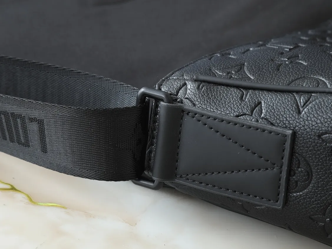 💰280💰Upgraded original M46685 men's messenger bag series Montsouris messenger bag This spacious Montsouris messenger bag is made of soft calfskin, embellished with the brand's Epi embossed pattern, and has a modern style. The bag is equipped with multiple pockets and compartments for easy access to essentials, and features a signature textile shoulder strap and a buckle sourced from the archives, reflecting the distinctive Louis Vuitton style. The design is lightweight and soft, making it perfect for cross-body carry. Dimensions: 34 x 19 x 11 cm