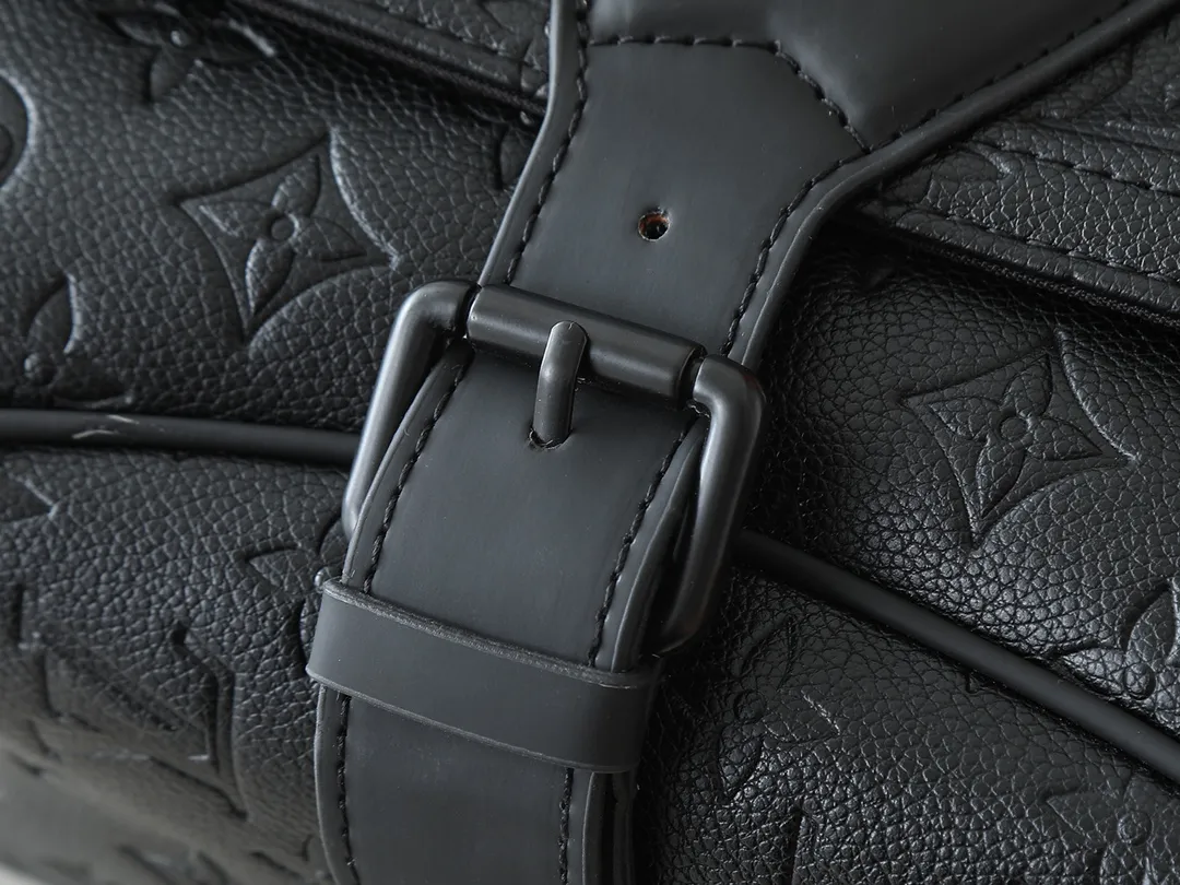 💰280💰Upgraded original M46685 men's messenger bag series Montsouris messenger bag This spacious Montsouris messenger bag is made of soft calfskin, embellished with the brand's Epi embossed pattern, and has a modern style. The bag is equipped with multiple pockets and compartments for easy access to essentials, and features a signature textile shoulder strap and a buckle sourced from the archives, reflecting the distinctive Louis Vuitton style. The design is lightweight and soft, making it perfect for cross-body carry. Dimensions: 34 x 19 x 11 cm