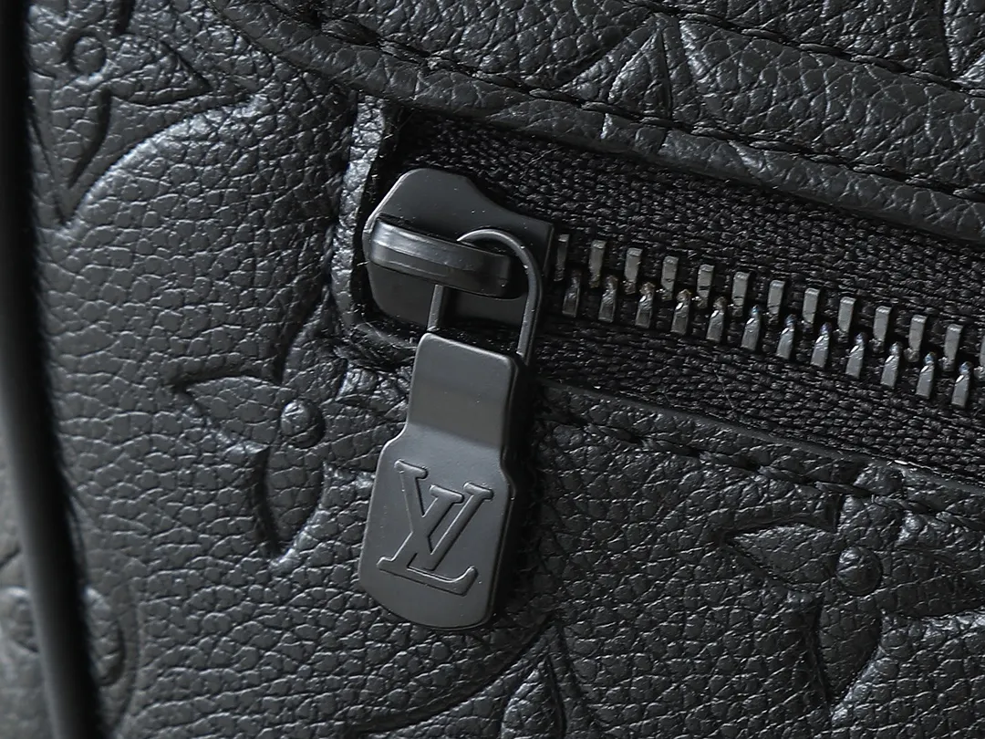 💰280💰Upgraded original M46685 men's messenger bag series Montsouris messenger bag This spacious Montsouris messenger bag is made of soft calfskin, embellished with the brand's Epi embossed pattern, and has a modern style. The bag is equipped with multiple pockets and compartments for easy access to essentials, and features a signature textile shoulder strap and a buckle sourced from the archives, reflecting the distinctive Louis Vuitton style. The design is lightweight and soft, making it perfect for cross-body carry. Dimensions: 34 x 19 x 11 cm
