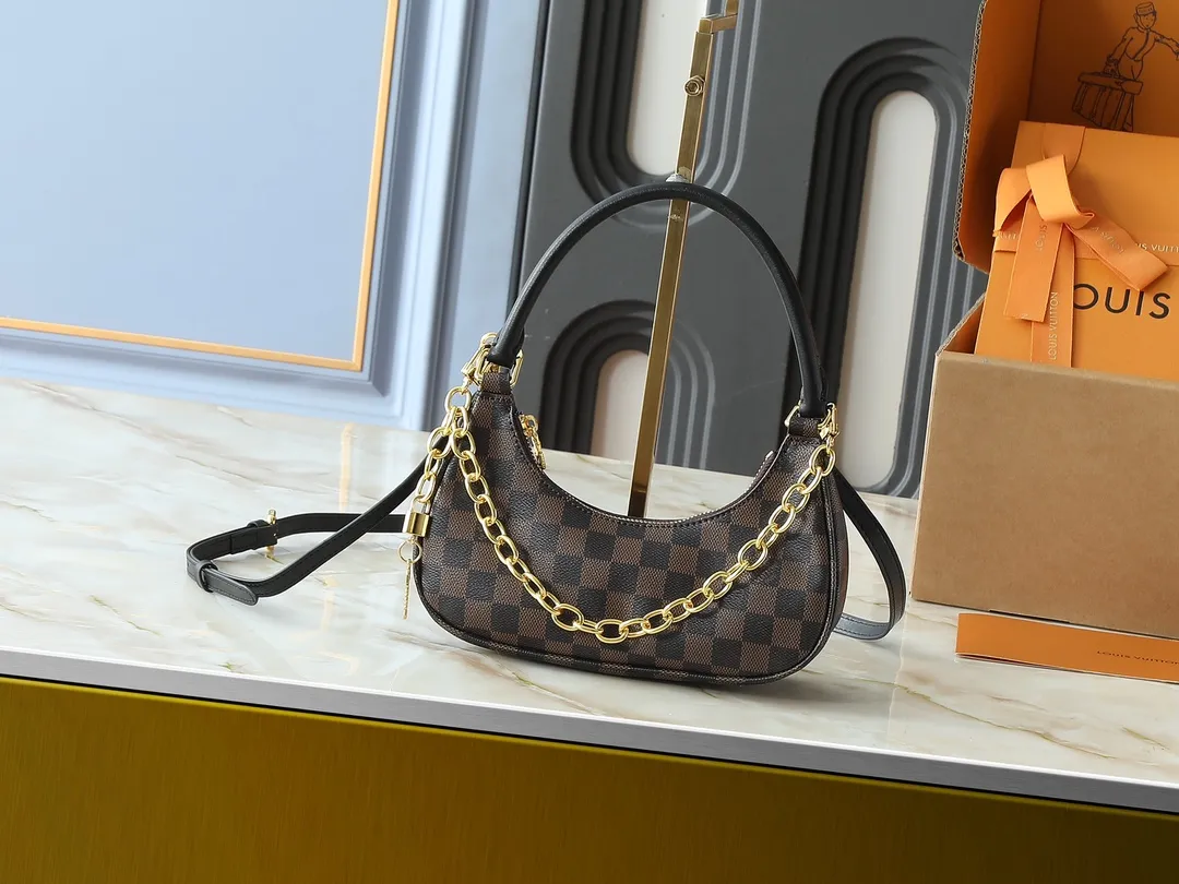 💰240💰Upgraded from the original M25223, this small Catchy handbag is made of canvas and trimmed with cow leather, and uses the classic Monogram pattern to pay tribute to the brand's tradition, making it another smart choice. The neat structure makes it easy to carry your daily needs. The double-sided sliding straps make it easy to adjust the contours of the bag. The detachable metal chain complements the key-shaped decoration. Dimensions: 24.0 x 10.0 x 6.0 cm (length x height x width)