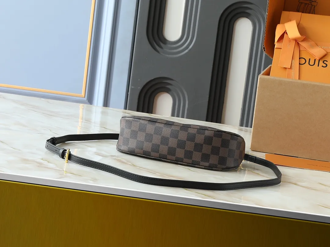 💰240💰Upgraded from the original M25223, this small Catchy handbag is made of canvas and trimmed with cow leather, and uses the classic Monogram pattern to pay tribute to the brand's tradition, making it another smart choice. The neat structure makes it easy to carry your daily needs. The double-sided sliding straps make it easy to adjust the contours of the bag. The detachable metal chain complements the key-shaped decoration. Dimensions: 24.0 x 10.0 x 6.0 cm (length x height x width)