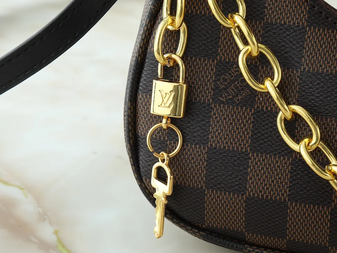 💰240💰Upgraded from the original M25223, this small Catchy handbag is made of canvas and trimmed with cow leather, and uses the classic Monogram pattern to pay tribute to the brand's tradition, making it another smart choice. The neat structure makes it easy to carry your daily needs. The double-sided sliding straps make it easy to adjust the contours of the bag. The detachable metal chain complements the key-shaped decoration. Dimensions: 24.0 x 10.0 x 6.0 cm (length x height x width)