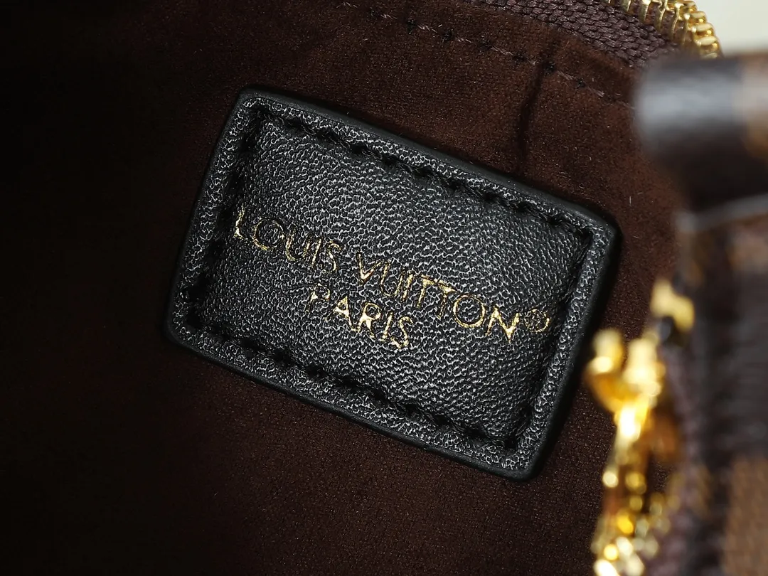 💰240💰Upgraded from the original M25223, this small Catchy handbag is made of canvas and trimmed with cow leather, and uses the classic Monogram pattern to pay tribute to the brand's tradition, making it another smart choice. The neat structure makes it easy to carry your daily needs. The double-sided sliding straps make it easy to adjust the contours of the bag. The detachable metal chain complements the key-shaped decoration. Dimensions: 24.0 x 10.0 x 6.0 cm (length x height x width)