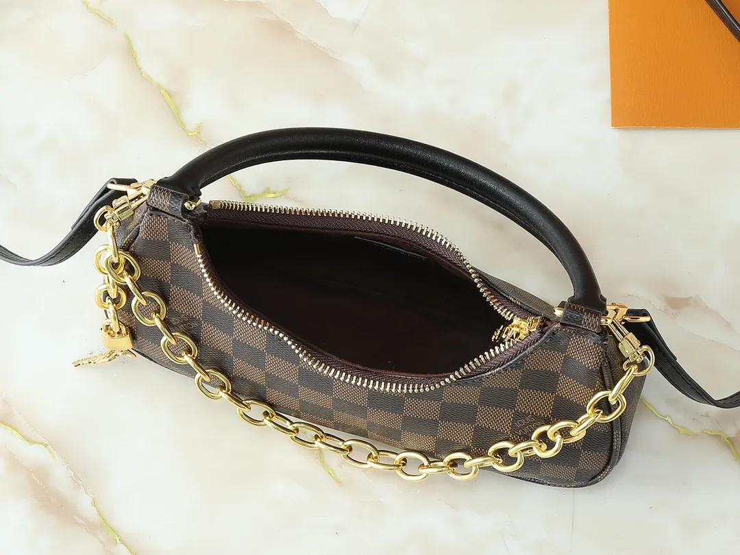 💰240💰Upgraded from the original M25223, this small Catchy handbag is made of canvas and trimmed with cow leather, and uses the classic Monogram pattern to pay tribute to the brand's tradition, making it another smart choice. The neat structure makes it easy to carry your daily needs. The double-sided sliding straps make it easy to adjust the contours of the bag. The detachable metal chain complements the key-shaped decoration. Dimensions: 24.0 x 10.0 x 6.0 cm (length x height x width)