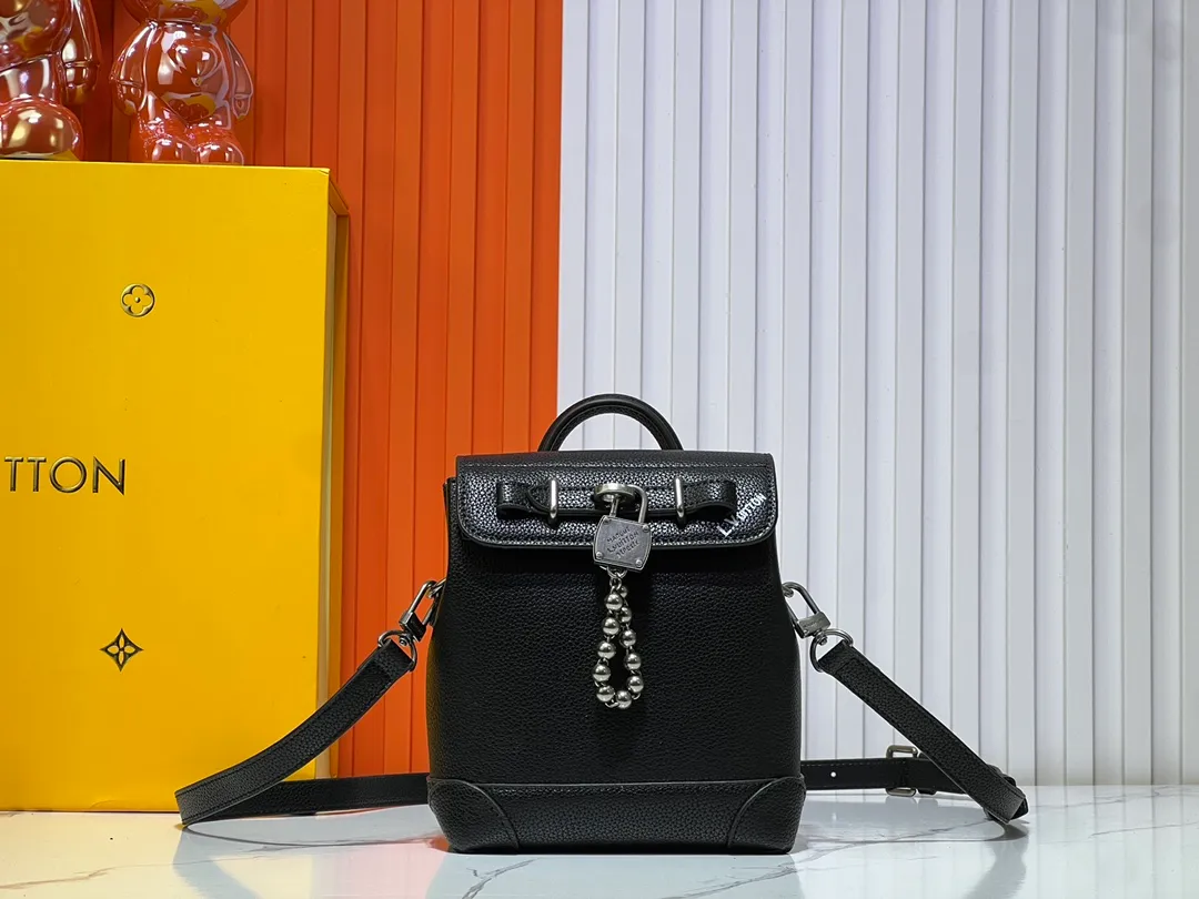 Batch 280💰Upgraded version model: M11630 This Steamer 15 handbag presents the trendy configuration of the Steamer handbag in a wallet size, and then continues the traditional elements with the top handle, reinforced corners and base, showing Pharrell Williams' smart ingenuity. A non-functional padlock expresses the Louis Vuitton Marque Déposée logo, replacing the series' usual chain and pin closures. 16.5 x 20 x 8.5 cm (length x height x width)