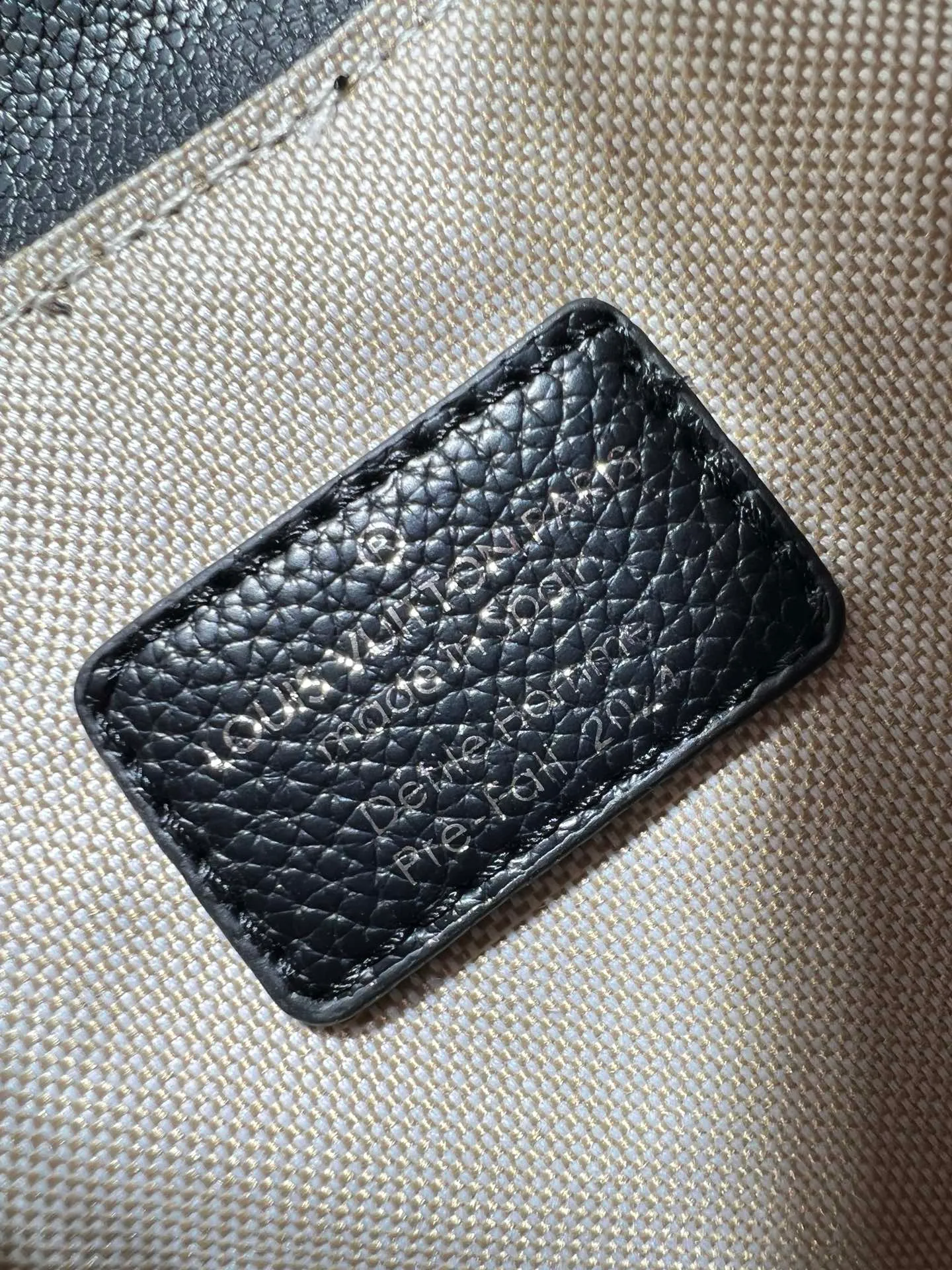 Batch 280💰Upgraded version model: M11630 This Steamer 15 handbag presents the trendy configuration of the Steamer handbag in a wallet size, and then continues the traditional elements with the top handle, reinforced corners and base, showing Pharrell Williams' smart ingenuity. A non-functional padlock expresses the Louis Vuitton Marque Déposée logo, replacing the series' usual chain and pin closures. 16.5 x 20 x 8.5 cm (length x height x width)