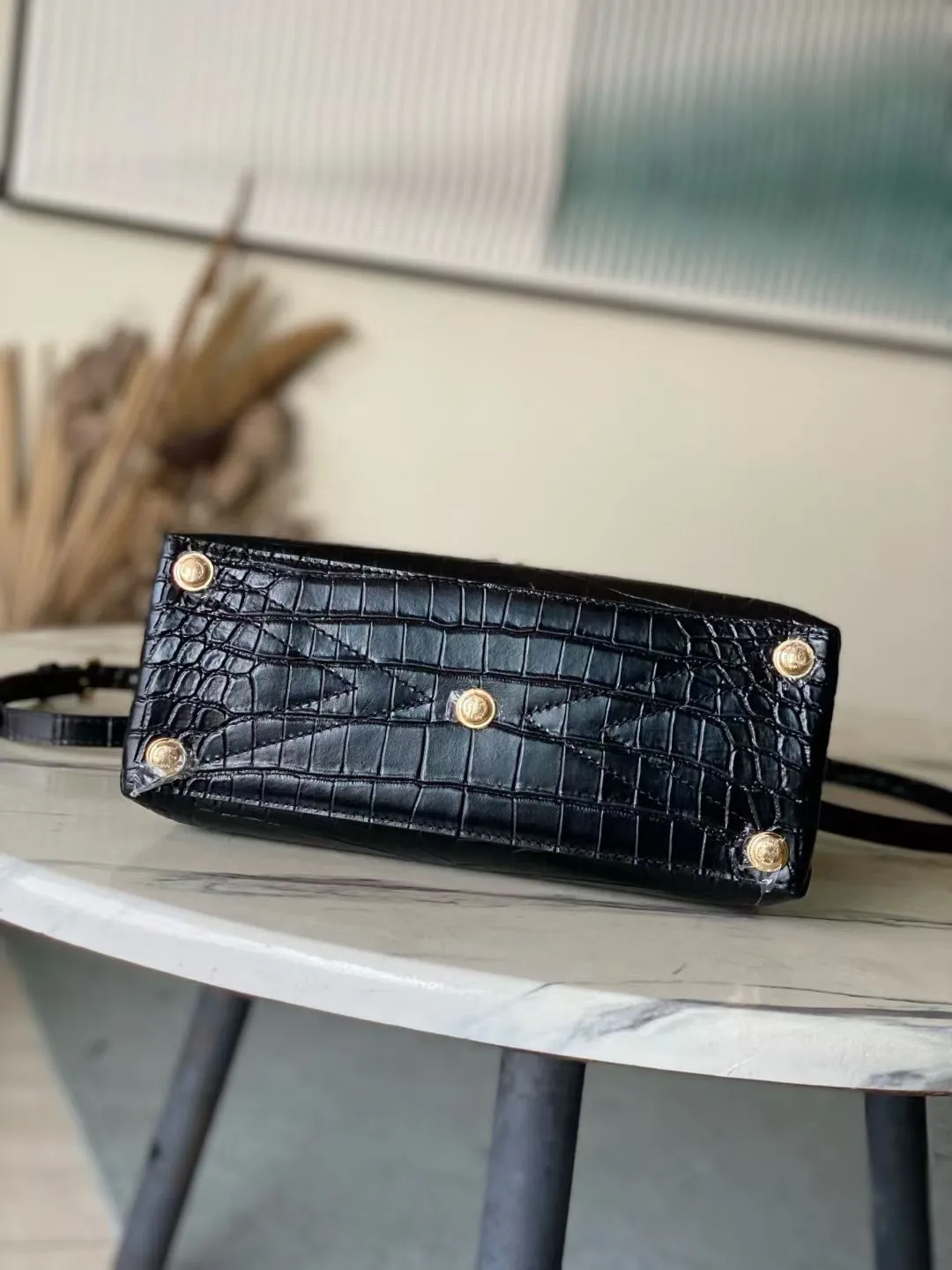 💰2200 "Special Original Leather" N98925 Crocodile Black Medium Rose des Vents medium handbag is made of smooth and grained calfskin to outline elegant lines, embellished with golden LV padlocks to shine. Use the top handle and removable and adjustable shoulder strap to create an elegant elbow or practical cross-body style for everyday travel. Dimensions: length 27 width 11 height 19