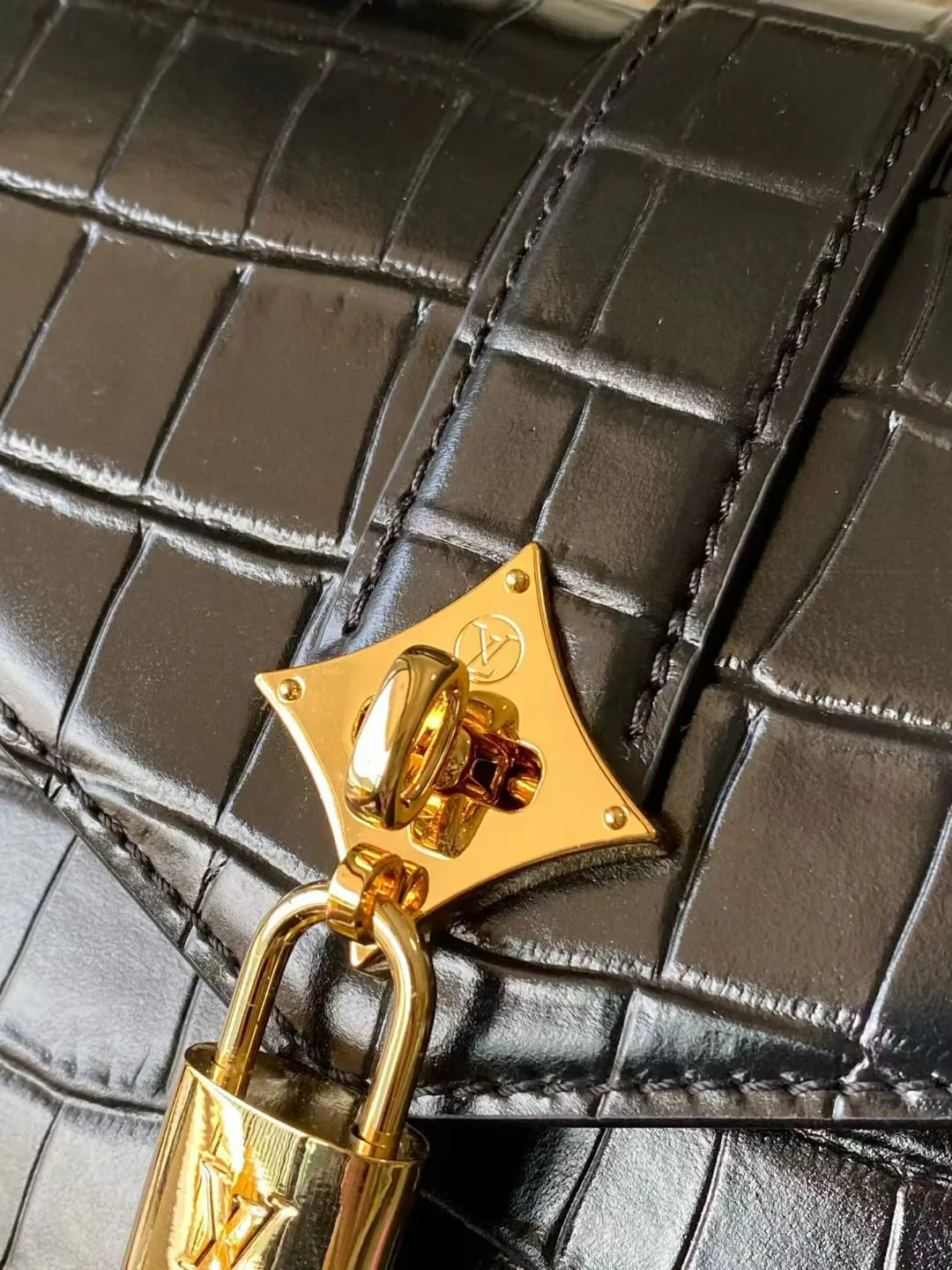 💰2200 "Special Original Leather" N98925 Crocodile Black Medium Rose des Vents medium handbag is made of smooth and grained calfskin to outline elegant lines, embellished with golden LV padlocks to shine. Use the top handle and removable and adjustable shoulder strap to create an elegant elbow or practical cross-body style for everyday travel. Dimensions: length 27 width 11 height 19