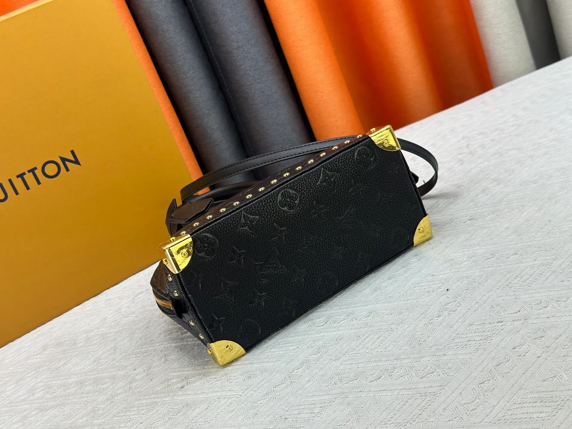 P280 upgraded original M53153 M53152 Louis Vuitton's iconic handbag, one of the most structured and structured. Its prototype is a piece designed by Gaston Vuitton and named after the Alma Bridge, which connects two adjacent fashionable districts in Paris. Signature Monogram canvas gives it a classic feel. Dimensions: 25 x 19 x 12 (length x height x width)