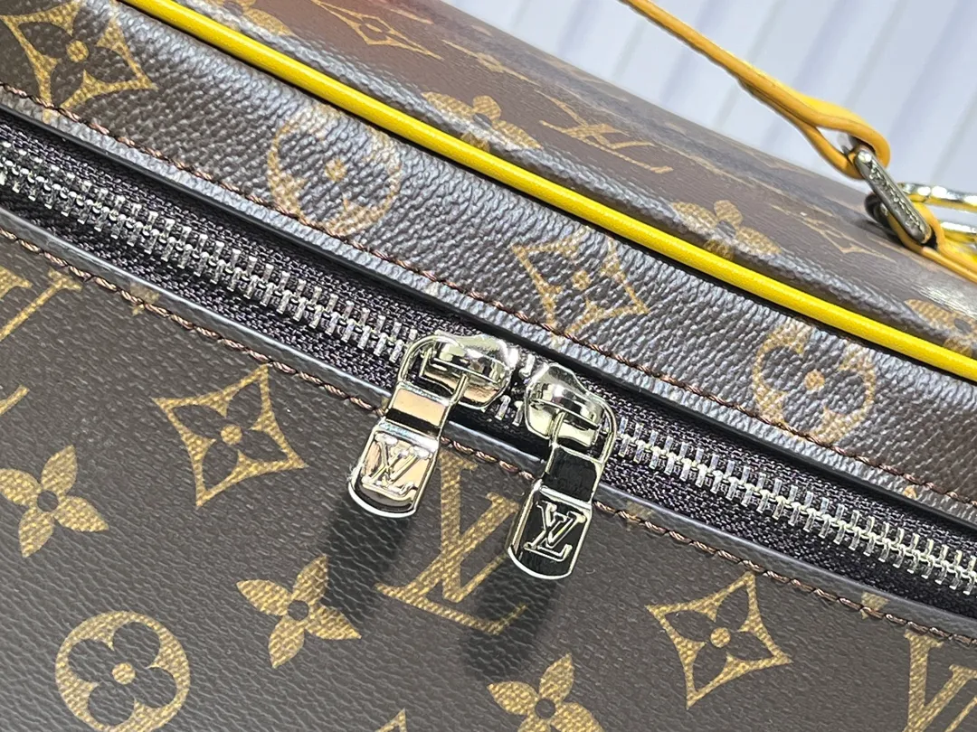 Batch 300💰Upgraded original version ✨M42265 This model is inspired by the iconic Nice cosmetic bag. This elegant toiletry bag is a personalized choice for carrying basic beauty products. A hidden zip pocket on the inside of the flap can store especially valuable personal items. - Top woven handle - Monogram coated canvas fabric - Louis Vuitton special coated canvas washable lining - Natural cowhide leather trim - Gold metal hardware - Double-layer zipper closure - Large capacity inside the bag - Zippered pocket on the inside of the flap - Several patch pockets inside - size 24×14×17.