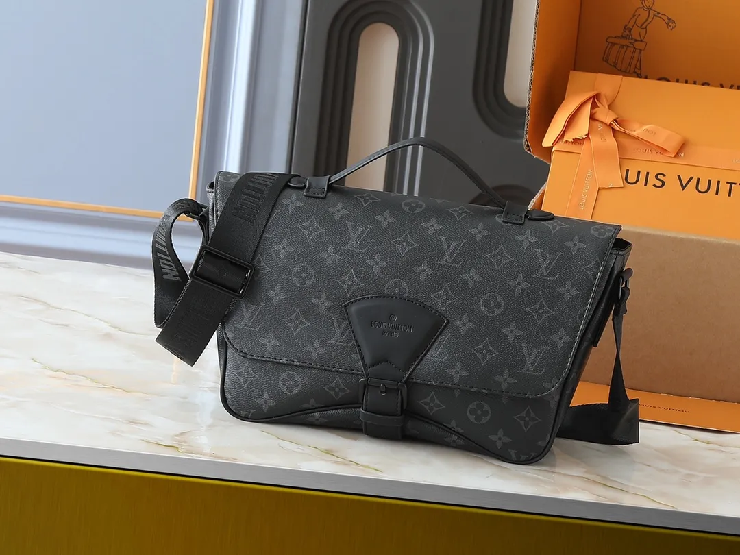 💰280💰Upgraded original M46685 men's messenger bag series Montsouris messenger bag This spacious Montsouris messenger bag is made of soft calfskin, embellished with the brand's Epi embossed pattern, and has a modern style. The bag is equipped with multiple pockets and compartments for easy access to essentials, and features a signature textile shoulder strap and a buckle sourced from the archives, reflecting the distinctive Louis Vuitton style. The design is lightweight and soft, making it perfect for cross-body carry. Dimensions: 34 x 19 x 11 cm