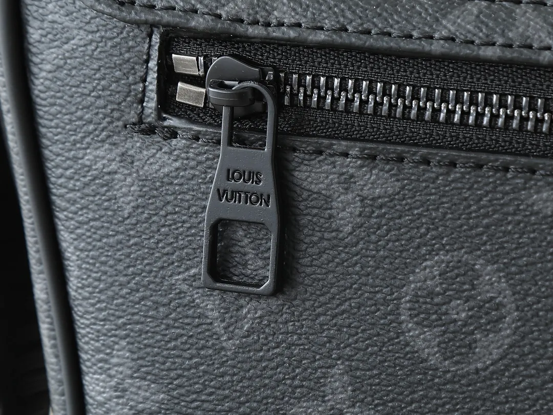 💰280💰Upgraded original M46685 men's messenger bag series Montsouris messenger bag This spacious Montsouris messenger bag is made of soft calfskin, embellished with the brand's Epi embossed pattern, and has a modern style. The bag is equipped with multiple pockets and compartments for easy access to essentials, and features a signature textile shoulder strap and a buckle sourced from the archives, reflecting the distinctive Louis Vuitton style. The design is lightweight and soft, making it perfect for cross-body carry. Dimensions: 34 x 19 x 11 cm