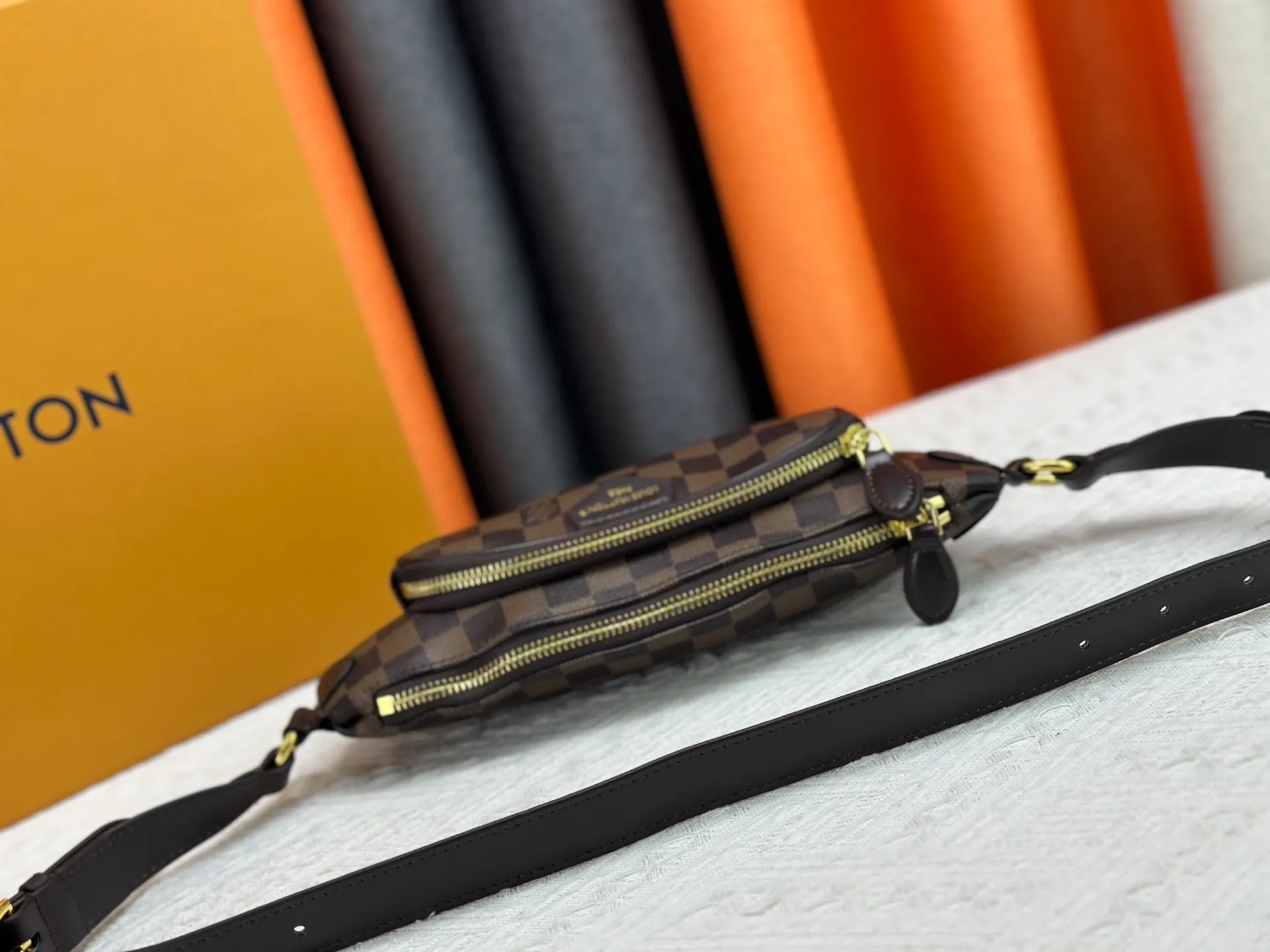P220 upgraded original M14806 M00230 combines classic elements with new styles - checkerboard elements appear on dish-shaped waist bags and small square hand bags, which are both recognizable and fresh. Size 28-13-3