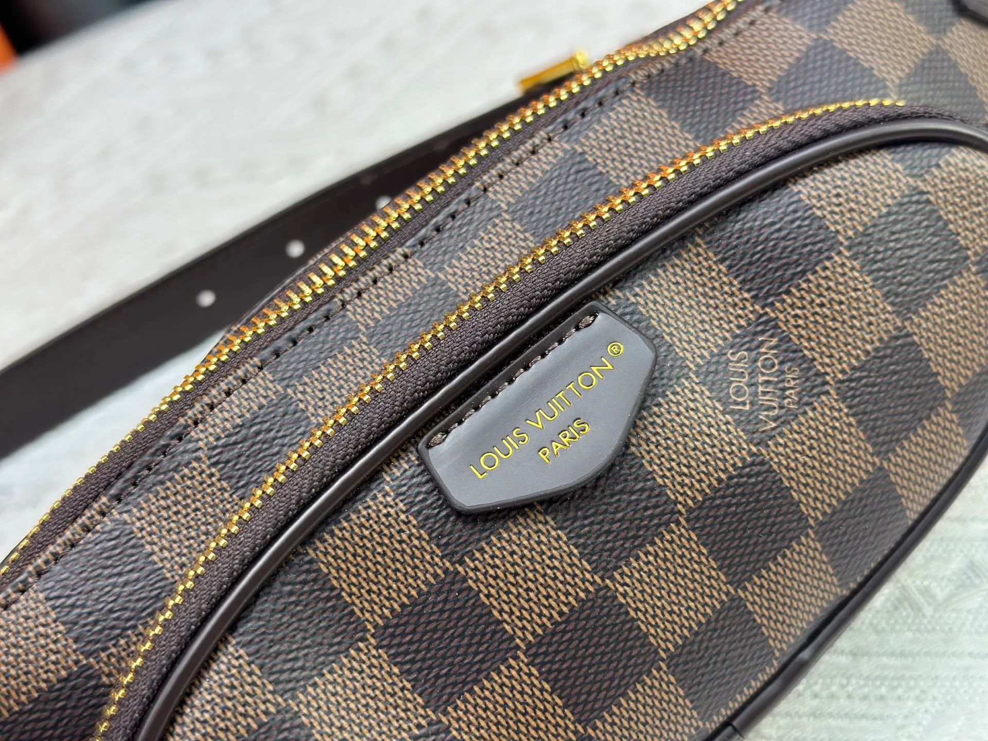 P220 upgraded original M14806 M00230 combines classic elements with new styles - checkerboard elements appear on dish-shaped waist bags and small square hand bags, which are both recognizable and fresh. Size 28-13-3