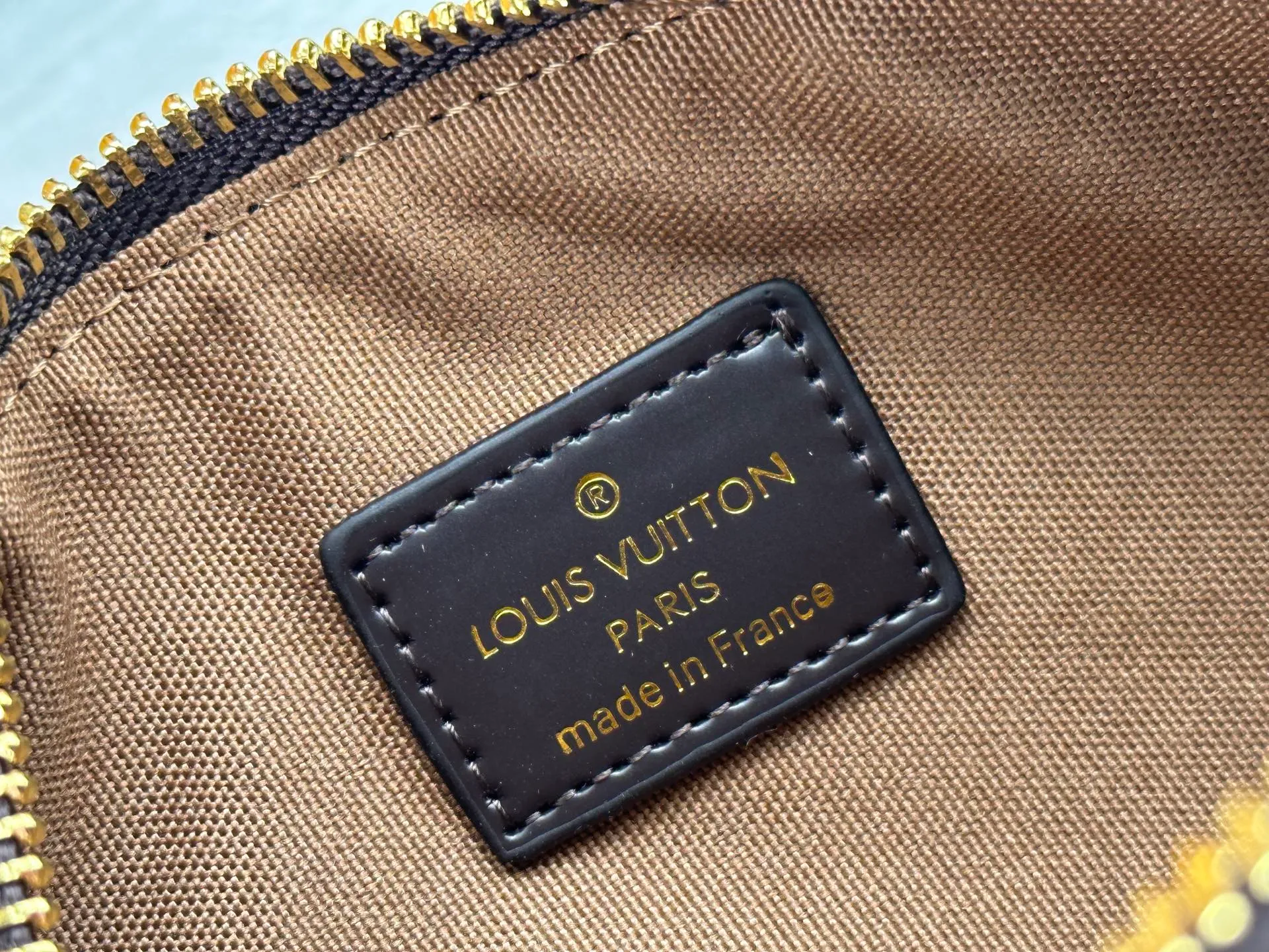 P220 upgraded original M14806 M00230 combines classic elements with new styles - checkerboard elements appear on dish-shaped waist bags and small square hand bags, which are both recognizable and fresh. Size 28-13-3