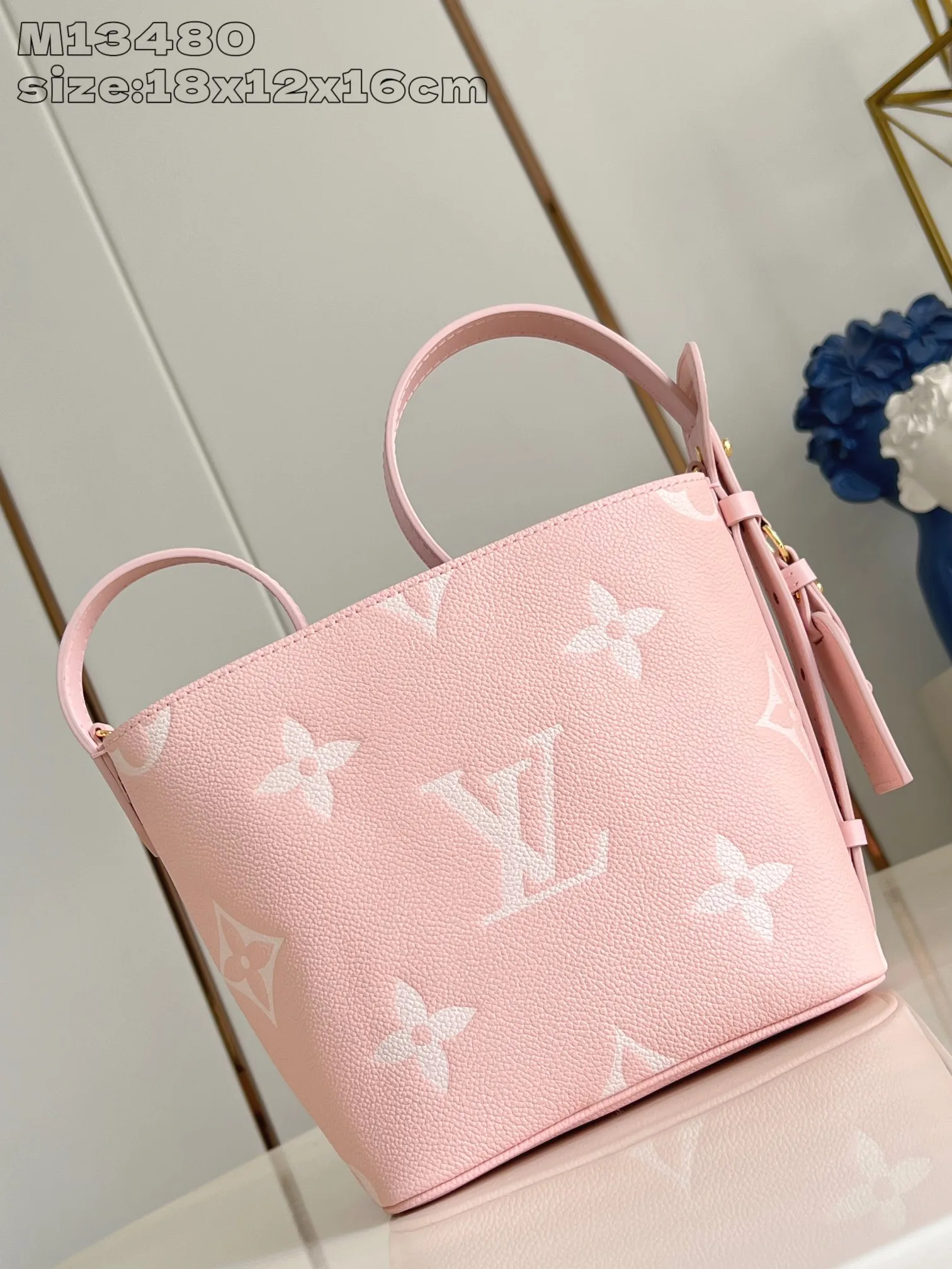 💰1020 (top layer leather) top-quality original individual real shot M13480 milkshake powder】M14356 This All In BB handbag is made of Monogram Empreinte leather with shiny metal parts, and the iconic padlock and nameplate highlight the classic style. The adjustable shoulder strap continues the brand's trunk-making heritage, and the leather shoulder strap adds cross-body and shoulder carry options. The foldable design enables the silhouette to be retracted and retracted freely, providing ample space for daily use. 18 x 12 x 16 cm (height x width x length)