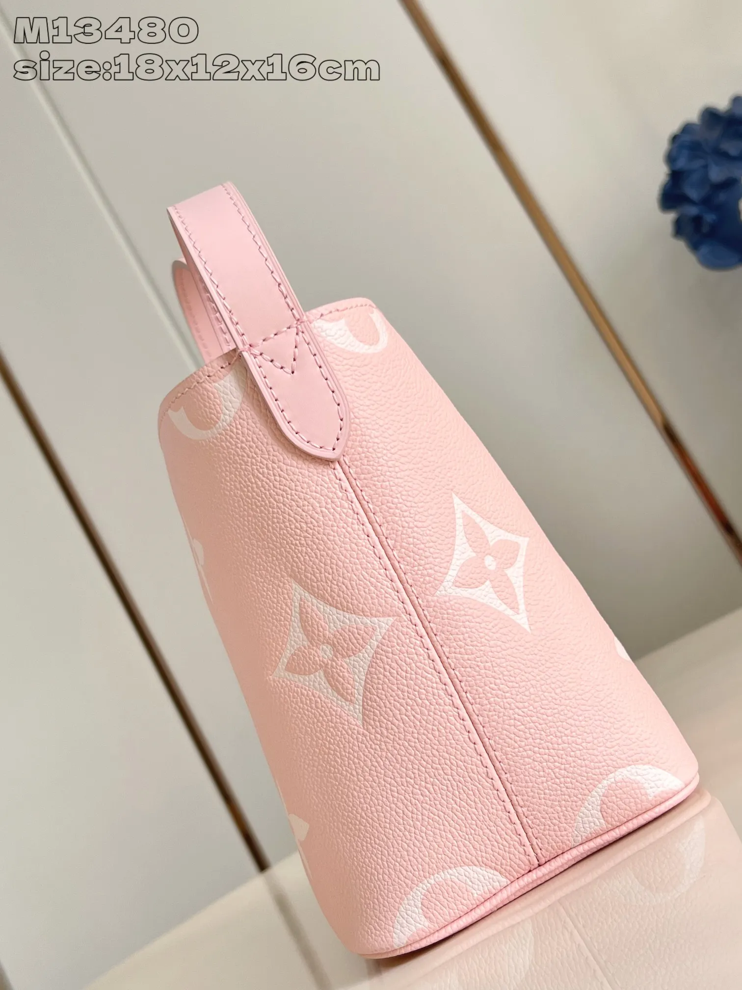 💰1020 (top layer leather) top-quality original individual real shot M13480 milkshake powder】M14356 This All In BB handbag is made of Monogram Empreinte leather with shiny metal parts, and the iconic padlock and nameplate highlight the classic style. The adjustable shoulder strap continues the brand's trunk-making heritage, and the leather shoulder strap adds cross-body and shoulder carry options. The foldable design enables the silhouette to be retracted and retracted freely, providing ample space for daily use. 18 x 12 x 16 cm (height x width x length)