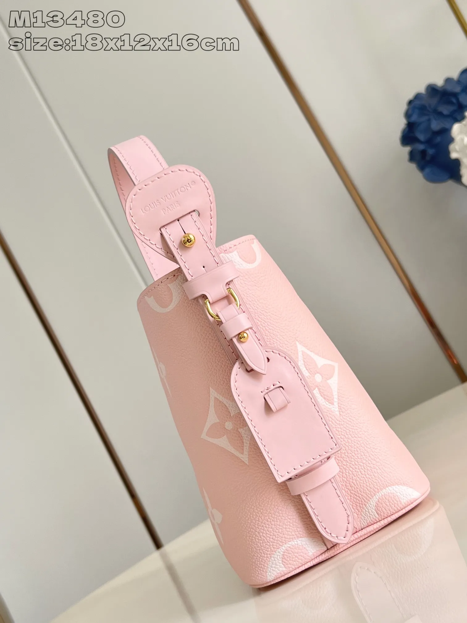 💰1020 (top layer leather) top-quality original individual real shot M13480 milkshake powder】M14356 This All In BB handbag is made of Monogram Empreinte leather with shiny metal parts, and the iconic padlock and nameplate highlight the classic style. The adjustable shoulder strap continues the brand's trunk-making heritage, and the leather shoulder strap adds cross-body and shoulder carry options. The foldable design enables the silhouette to be retracted and retracted freely, providing ample space for daily use. 18 x 12 x 16 cm (height x width x length)