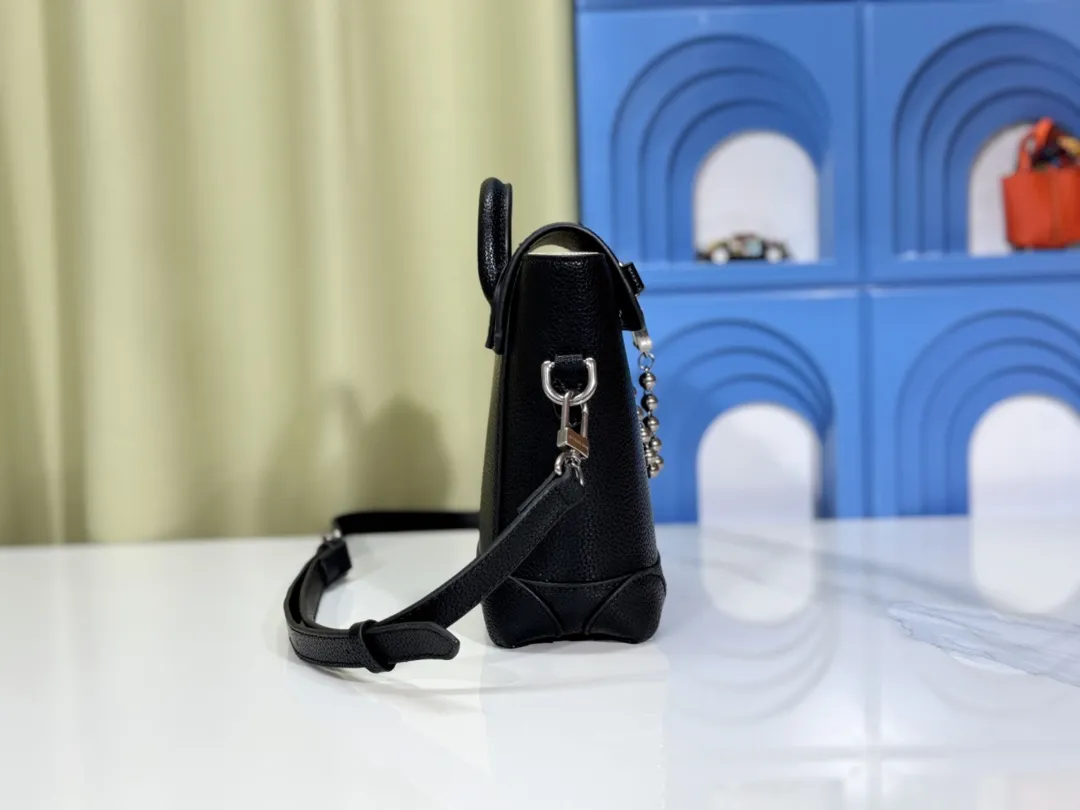 P260💰Upgraded from the original M11630 M11607 M11533 This Steamer 15 handbag makes the wallet size present the trendy configuration of the Steamer handbag, and then continues the traditional elements with the top handle, reinforced corners and base, showing Pharrell Williams' smart ingenuity. A non-functional padlock expresses the Louis Vuitton Marque Déposée logo, replacing the series' usual chain and pin closures. Dimensions: 16.5 x 20 x 8.5 cm (length x height x width)
