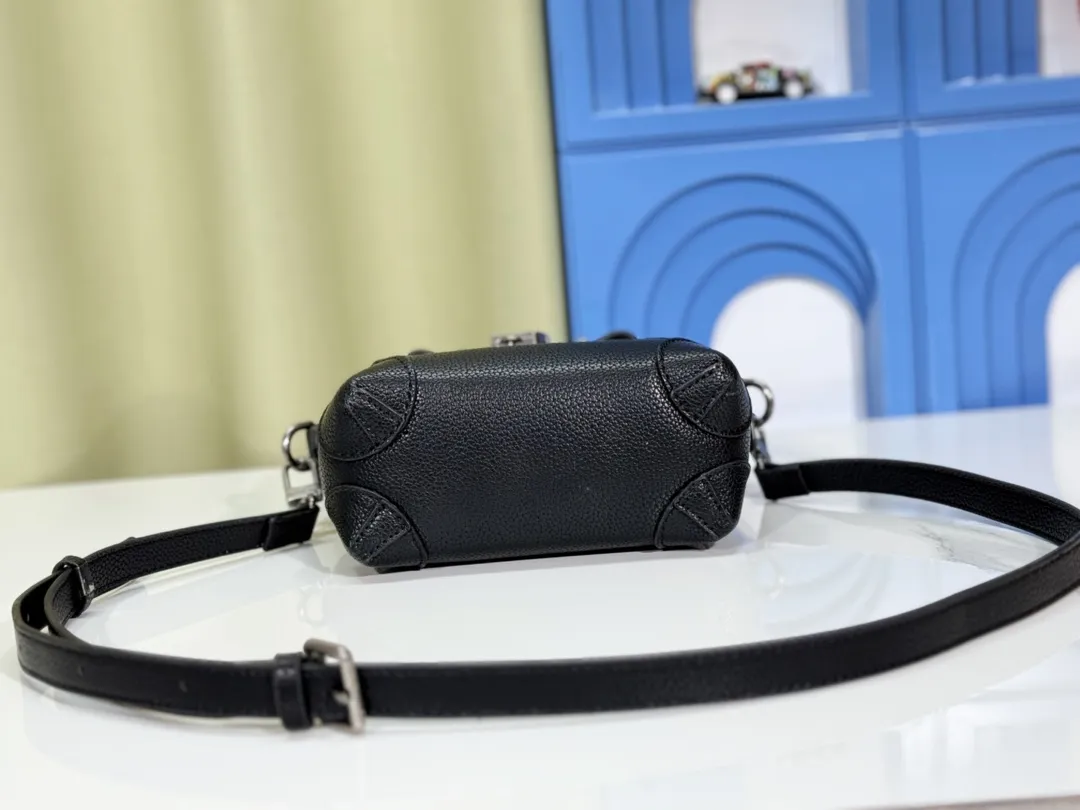 P260💰Upgraded from the original M11630 M11607 M11533 This Steamer 15 handbag makes the wallet size present the trendy configuration of the Steamer handbag, and then continues the traditional elements with the top handle, reinforced corners and base, showing Pharrell Williams' smart ingenuity. A non-functional padlock expresses the Louis Vuitton Marque Déposée logo, replacing the series' usual chain and pin closures. Dimensions: 16.5 x 20 x 8.5 cm (length x height x width)