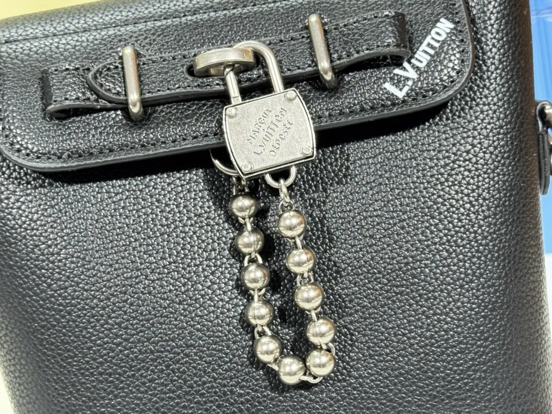 P260💰Upgraded from the original M11630 M11607 M11533 This Steamer 15 handbag makes the wallet size present the trendy configuration of the Steamer handbag, and then continues the traditional elements with the top handle, reinforced corners and base, showing Pharrell Williams' smart ingenuity. A non-functional padlock expresses the Louis Vuitton Marque Déposée logo, replacing the series' usual chain and pin closures. Dimensions: 16.5 x 20 x 8.5 cm (length x height x width)