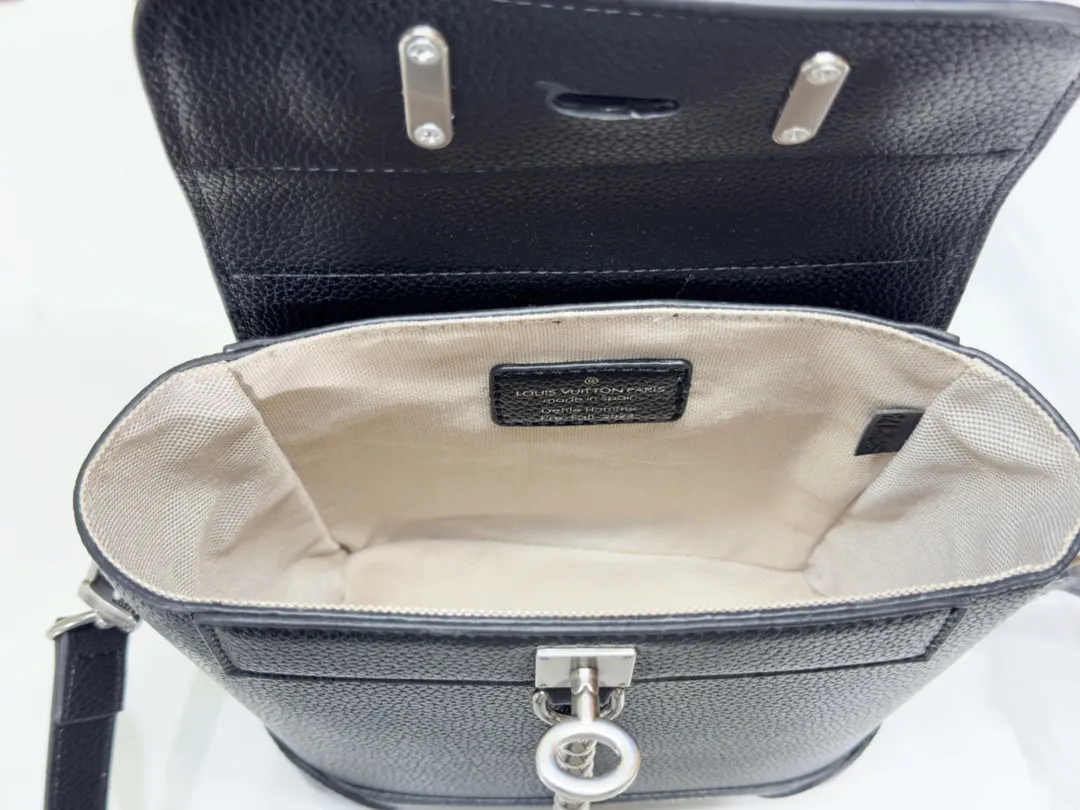 P260💰Upgraded from the original M11630 M11607 M11533 This Steamer 15 handbag makes the wallet size present the trendy configuration of the Steamer handbag, and then continues the traditional elements with the top handle, reinforced corners and base, showing Pharrell Williams' smart ingenuity. A non-functional padlock expresses the Louis Vuitton Marque Déposée logo, replacing the series' usual chain and pin closures. Dimensions: 16.5 x 20 x 8.5 cm (length x height x width)