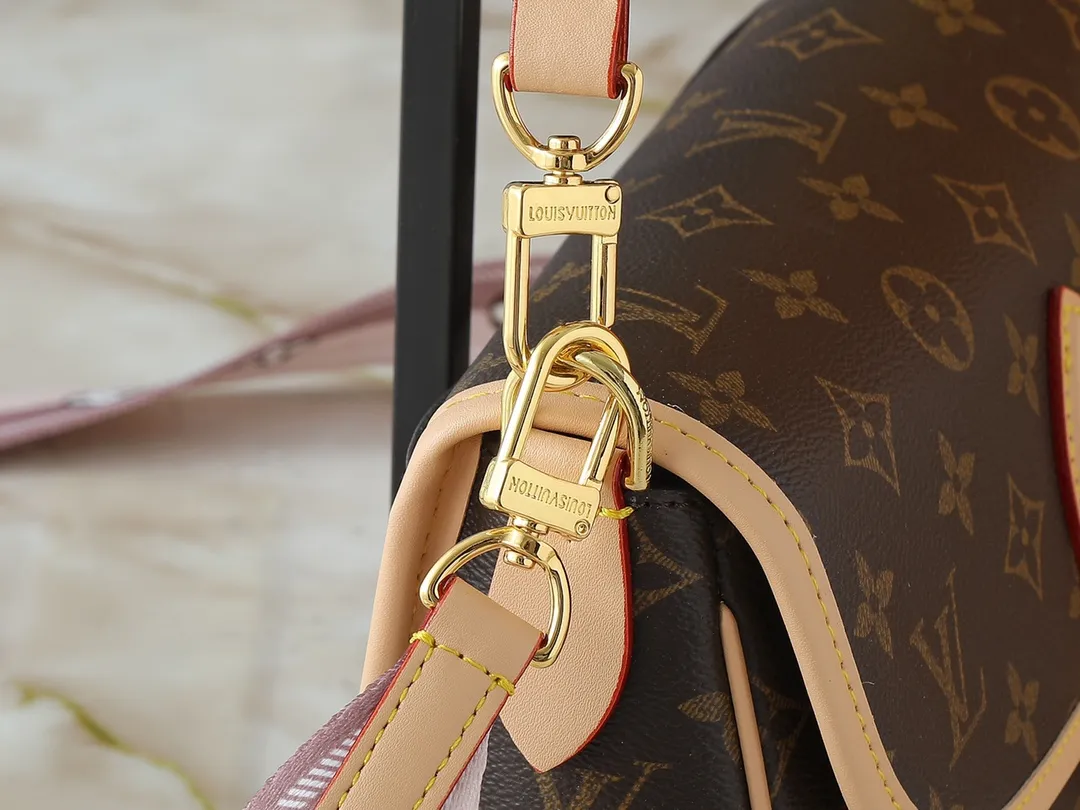 💰220💰Upgraded original M46583 M46584 M46386 M46388 M45985 all-leather baguette series new Diane handbag Diane satchel is made of Monogram Empreinte, made of the brand's iconic embossed leather. This versatile bag comes with a removable leather shoulder strap that can be worn on the shoulder or by hand, as well as a wide removable full leather crossbody bag with 'Louis Vuitton' printed strap. This versatile bag can be styled in chic or sporty fashion to match the overall style or mood. Dimensions: 25.0 × 9.0 × 15.0 cm