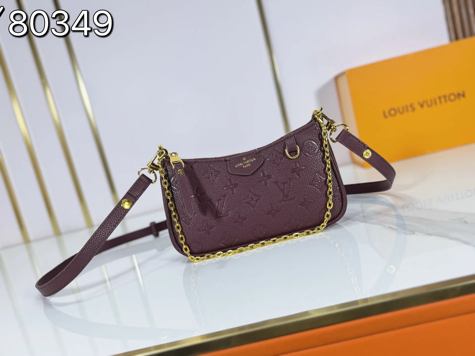 P180 Upgraded original M81066 M80349 M14421 M81862 M13614 This Easy Pouch handbag is decorated with classic Monogram pattern on the leather body and incorporates dazzling metal parts such as D-rings, making it a perfect choice for day and night travel. The compact shape is suitable for daily needs, and the detachable shoulder strap and chain allow for a variety of carrying methods. Dimensions: 19.0 x 11.5 x 3.0 cm (length x height x width)