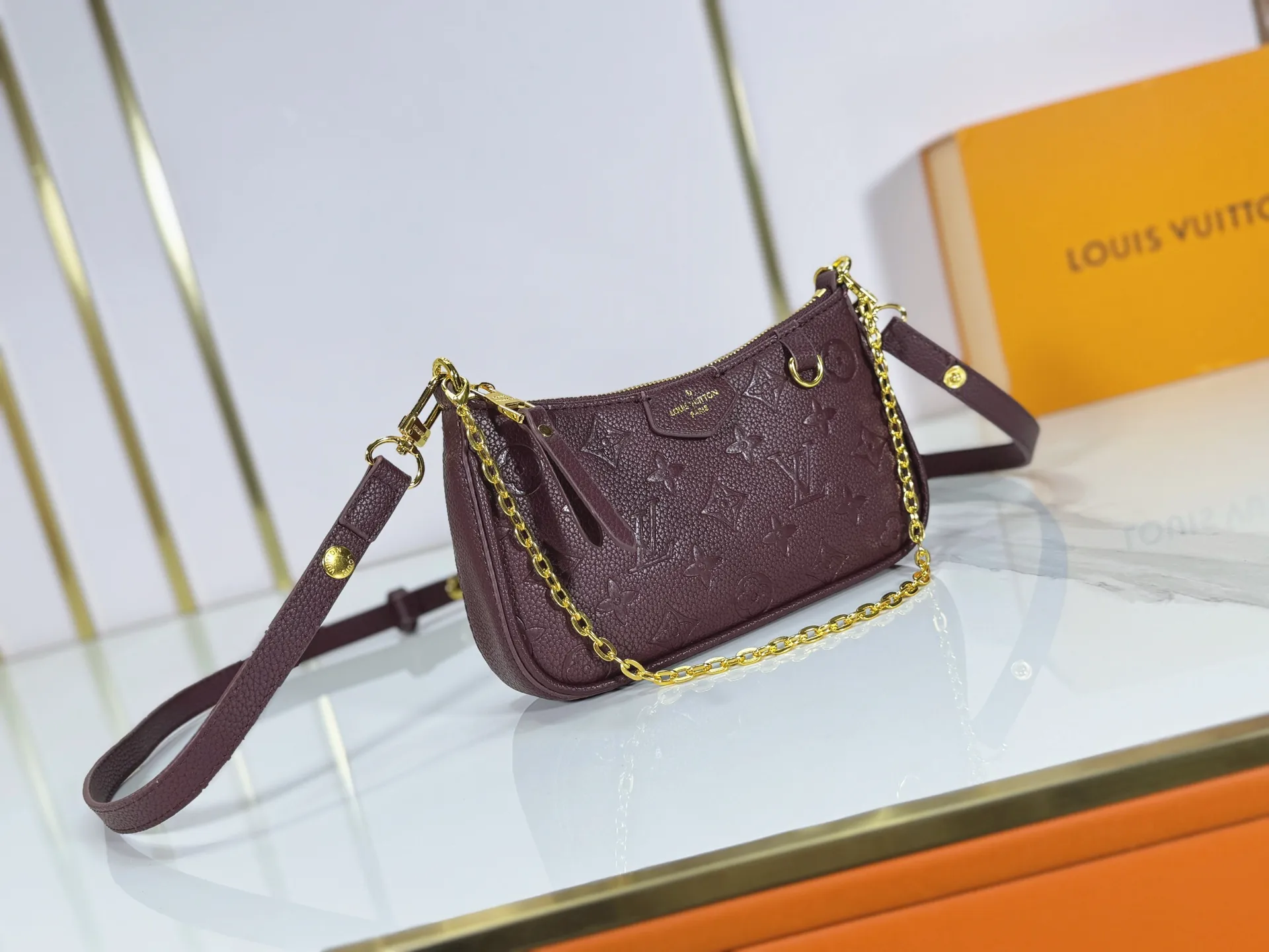 P180 Upgraded original M81066 M80349 M14421 M81862 M13614 This Easy Pouch handbag is decorated with classic Monogram pattern on the leather body and incorporates dazzling metal parts such as D-rings, making it a perfect choice for day and night travel. The compact shape is suitable for daily needs, and the detachable shoulder strap and chain allow for a variety of carrying methods. Dimensions: 19.0 x 11.5 x 3.0 cm (length x height x width)