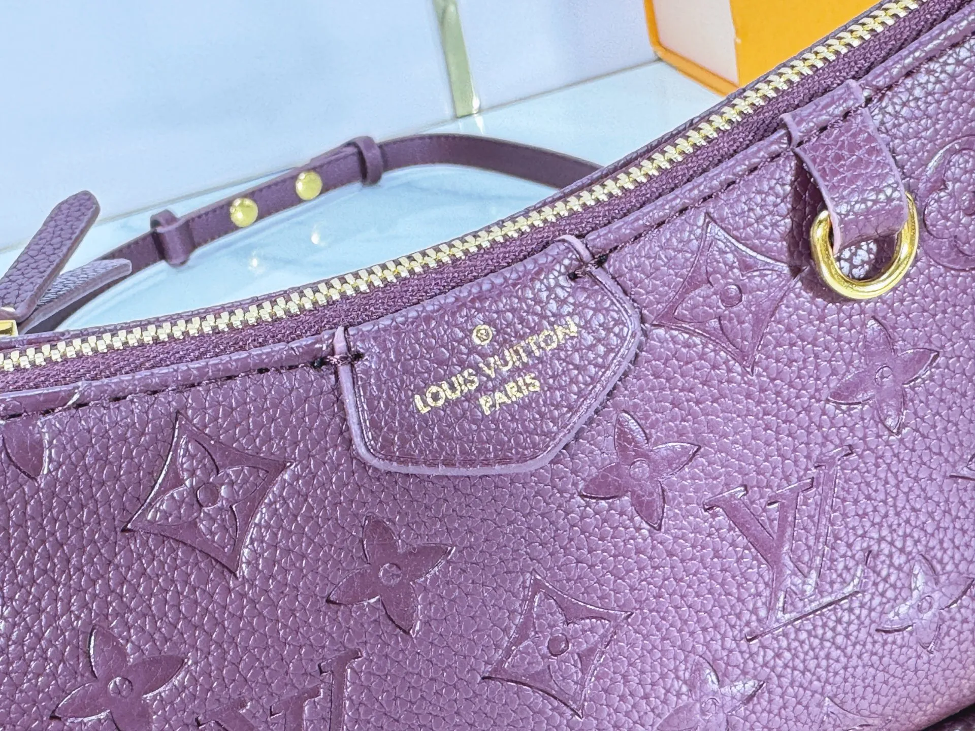 P180 Upgraded original M81066 M80349 M14421 M81862 M13614 This Easy Pouch handbag is decorated with classic Monogram pattern on the leather body and incorporates dazzling metal parts such as D-rings, making it a perfect choice for day and night travel. The compact shape is suitable for daily needs, and the detachable shoulder strap and chain allow for a variety of carrying methods. Dimensions: 19.0 x 11.5 x 3.0 cm (length x height x width)