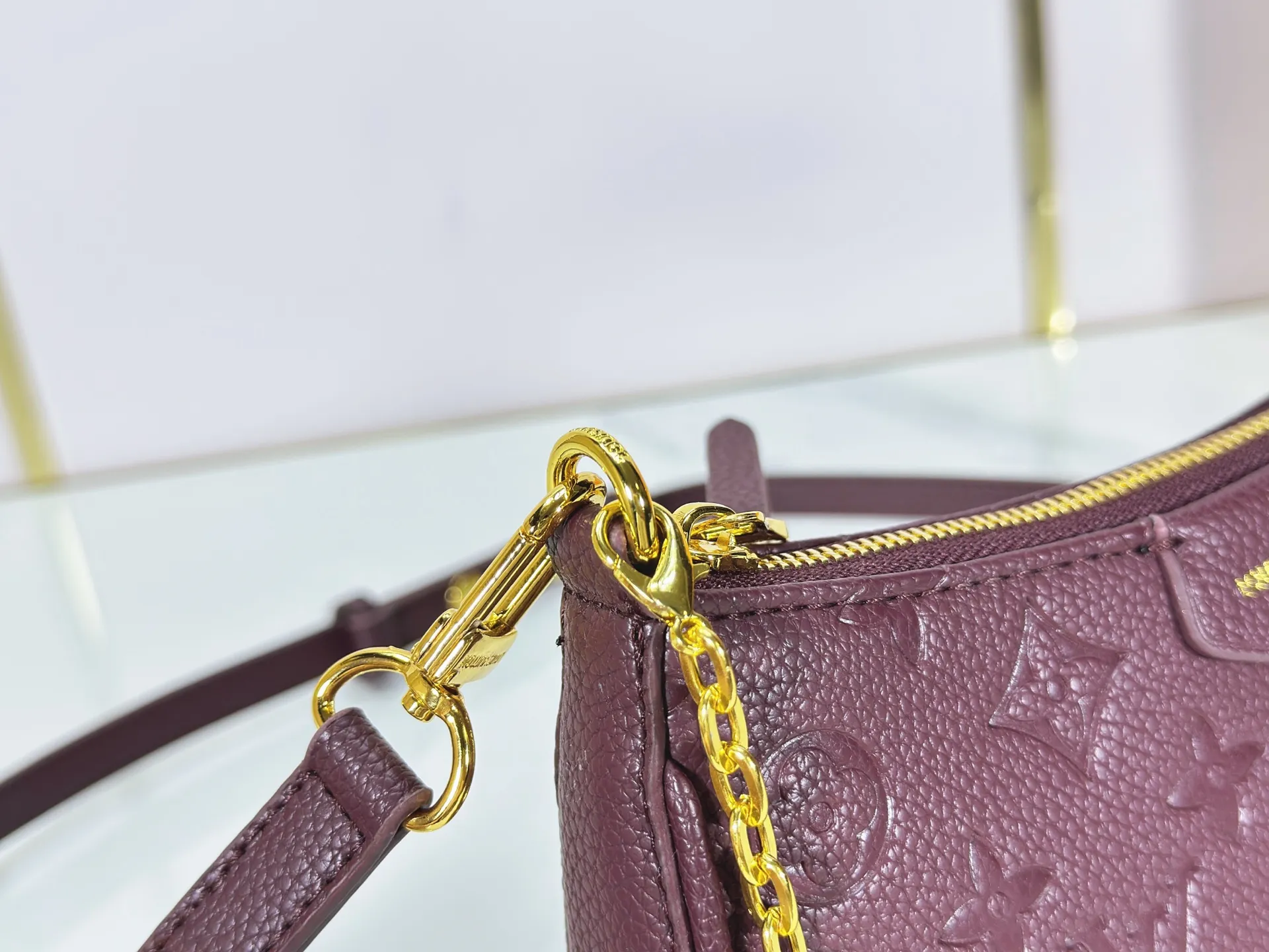 P180 Upgraded original M81066 M80349 M14421 M81862 M13614 This Easy Pouch handbag is decorated with classic Monogram pattern on the leather body and incorporates dazzling metal parts such as D-rings, making it a perfect choice for day and night travel. The compact shape is suitable for daily needs, and the detachable shoulder strap and chain allow for a variety of carrying methods. Dimensions: 19.0 x 11.5 x 3.0 cm (length x height x width)