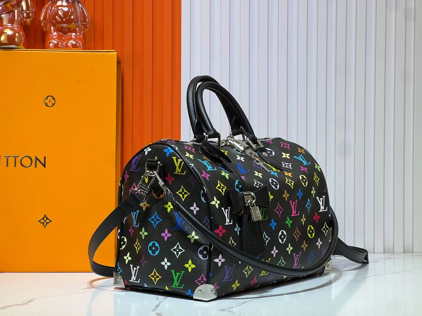 Batch 300💰Upgraded original M13805 M13257 M40391 lv Murakami Takashi co-branded NANOSPEEDY handbag This Nano Speedy handbag combines Monogram canvas and cow leather trim printing, with 33 colorful colors to interpret white tricolor and black tricolor. It has been launched in twelve sections and is very popular around the world and is loved by celebrities and celebrities. 30.0 x 21.0 x 17.0 cm