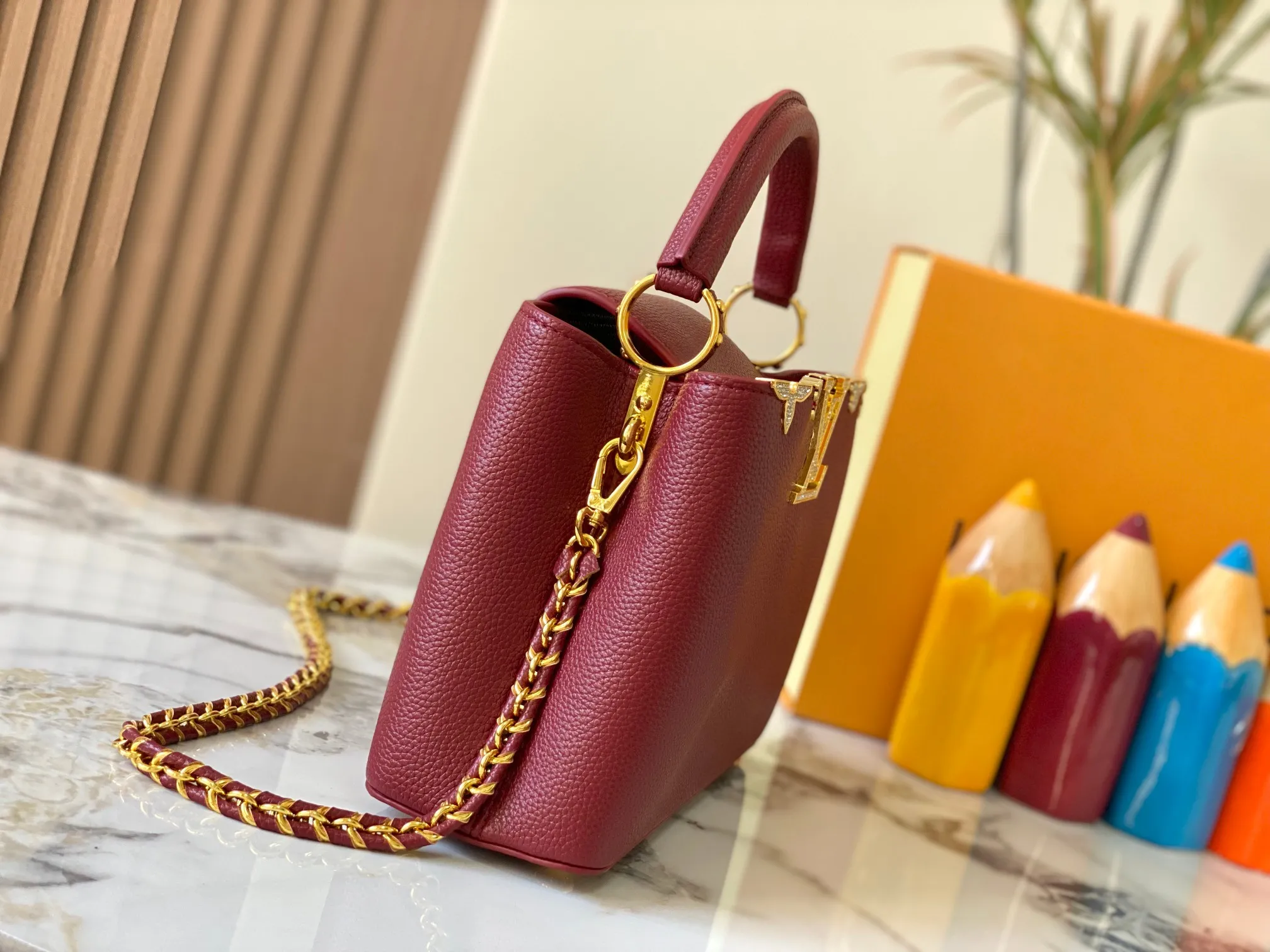 Top original P460 Guangzhou product M24584 maroon and gold diamond corolla 🔺This Capucines Flower Crown handbag is made of full-grain Taurillon leather embellished with Monogram flowers. Each flower is shaped by exquisite crystal diamonds. The LV logo and flowers echo each other, making this soft handbag reveal a jewel-like luster. Use the detachable shoulder strap cleverly to switch between shoulder and crossbody at will♠️Size: 27 * 18 * 9 cm🥂