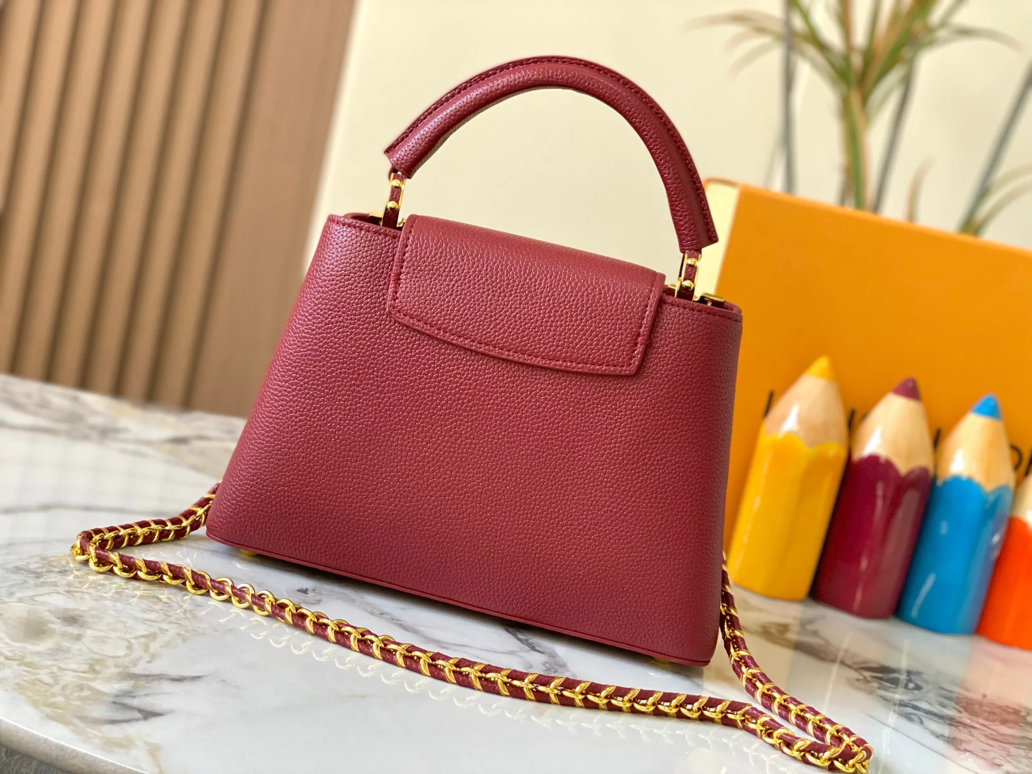 Top original P460 Guangzhou product M24584 maroon and gold diamond corolla 🔺This Capucines Flower Crown handbag is made of full-grain Taurillon leather embellished with Monogram flowers. Each flower is shaped by exquisite crystal diamonds. The LV logo and flowers echo each other, making this soft handbag reveal a jewel-like luster. Use the detachable shoulder strap cleverly to switch between shoulder and crossbody at will♠️Size: 27 * 18 * 9 cm🥂