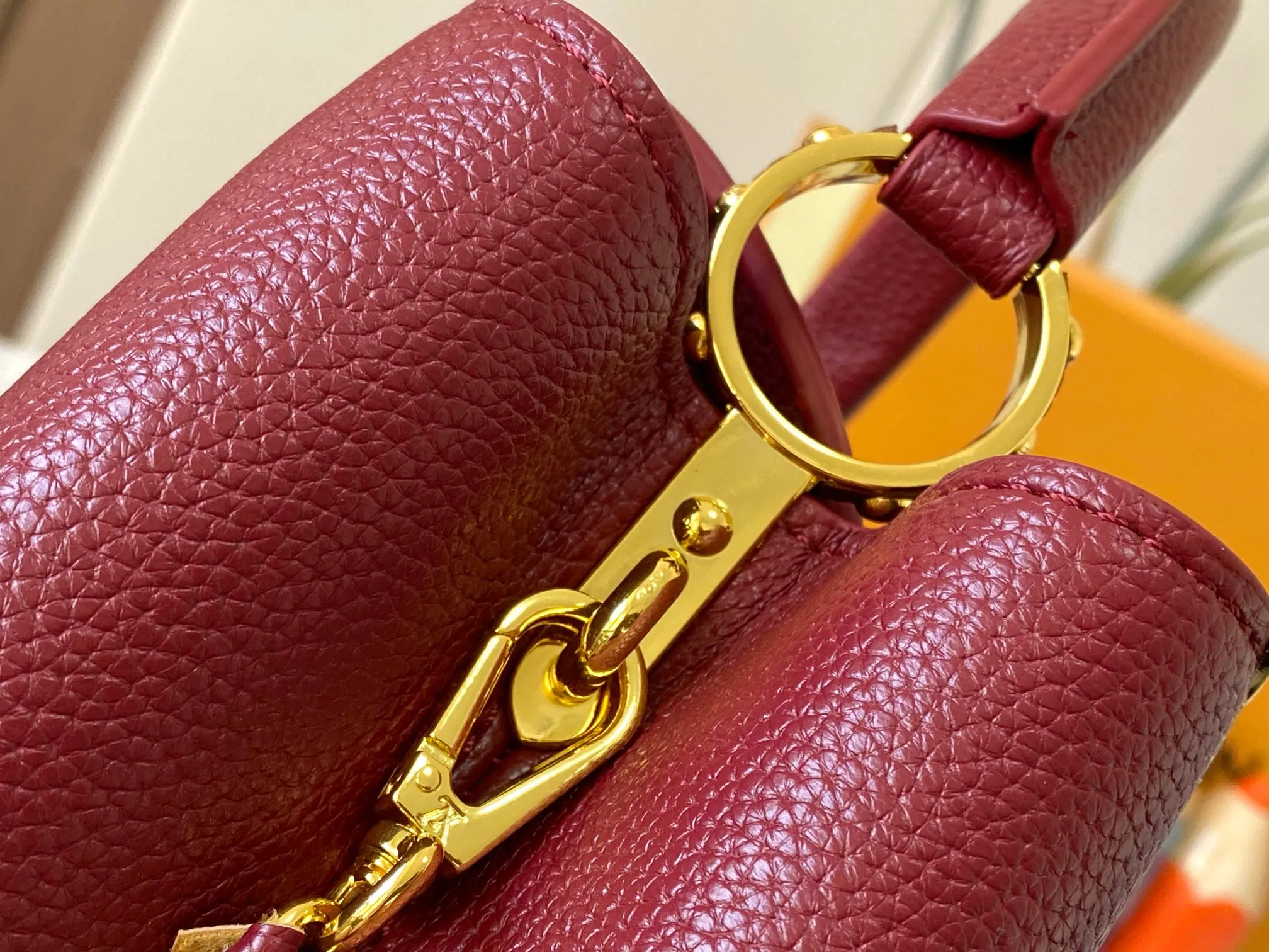 Top original P460 Guangzhou product M24584 maroon and gold diamond corolla 🔺This Capucines Flower Crown handbag is made of full-grain Taurillon leather embellished with Monogram flowers. Each flower is shaped by exquisite crystal diamonds. The LV logo and flowers echo each other, making this soft handbag reveal a jewel-like luster. Use the detachable shoulder strap cleverly to switch between shoulder and crossbody at will♠️Size: 27 * 18 * 9 cm🥂