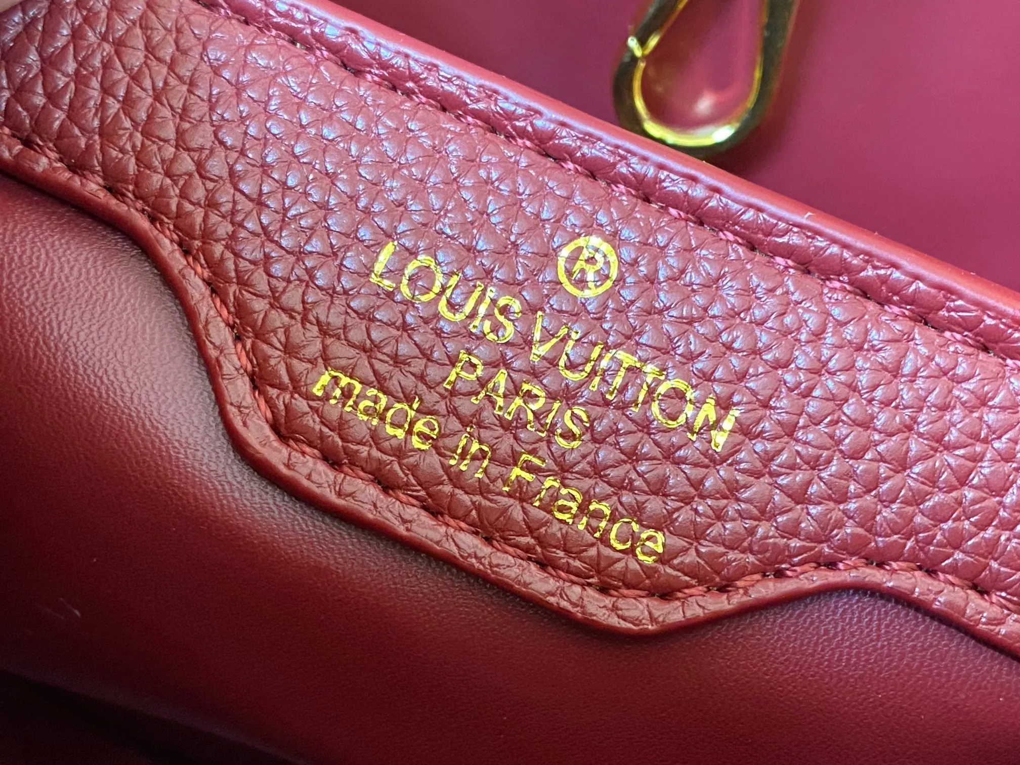 Top original P460 Guangzhou product M24584 maroon and gold diamond corolla 🔺This Capucines Flower Crown handbag is made of full-grain Taurillon leather embellished with Monogram flowers. Each flower is shaped by exquisite crystal diamonds. The LV logo and flowers echo each other, making this soft handbag reveal a jewel-like luster. Use the detachable shoulder strap cleverly to switch between shoulder and crossbody at will♠️Size: 27 * 18 * 9 cm🥂